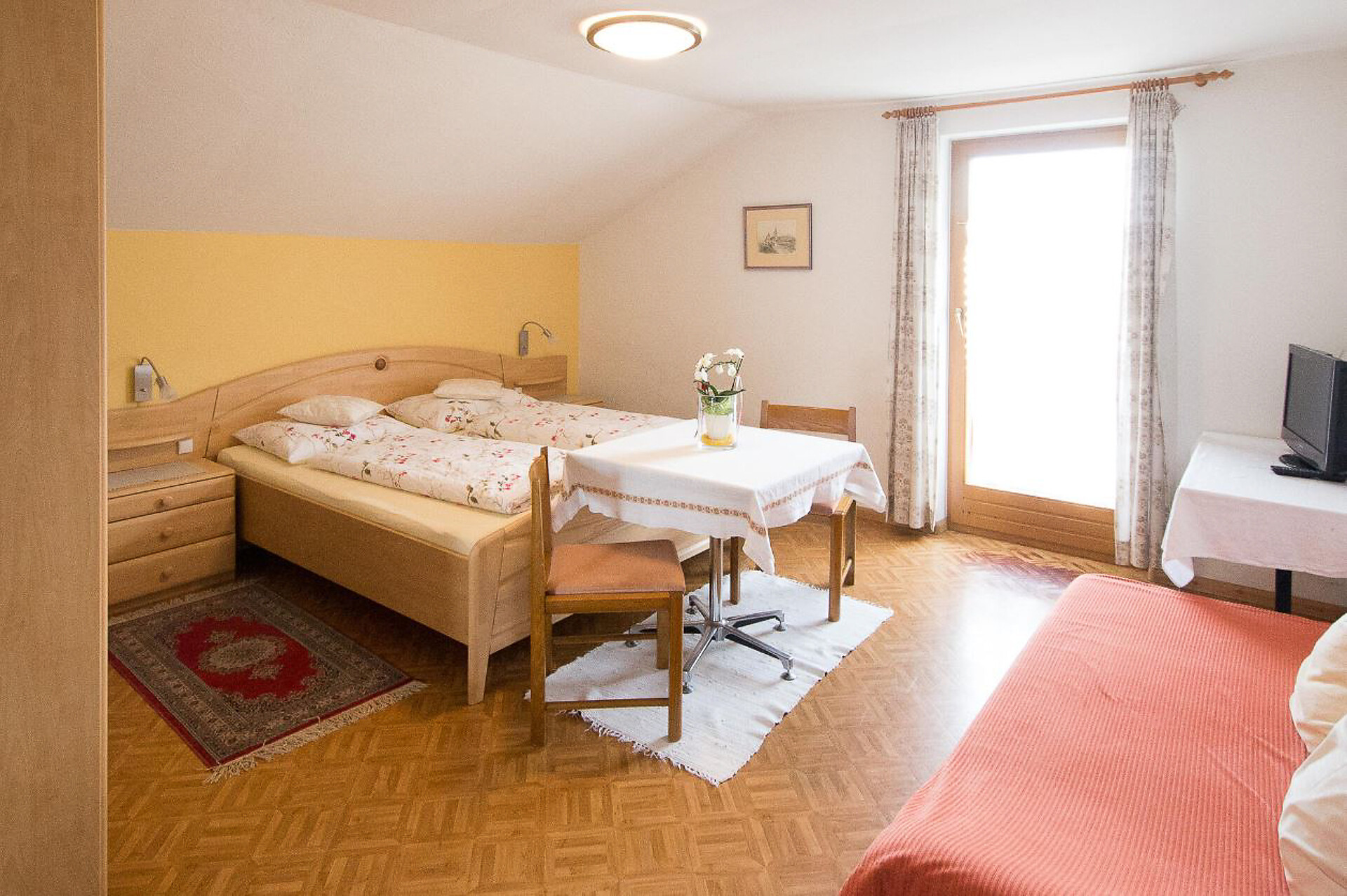 Das Mehrbettzimmer mit Balkon
