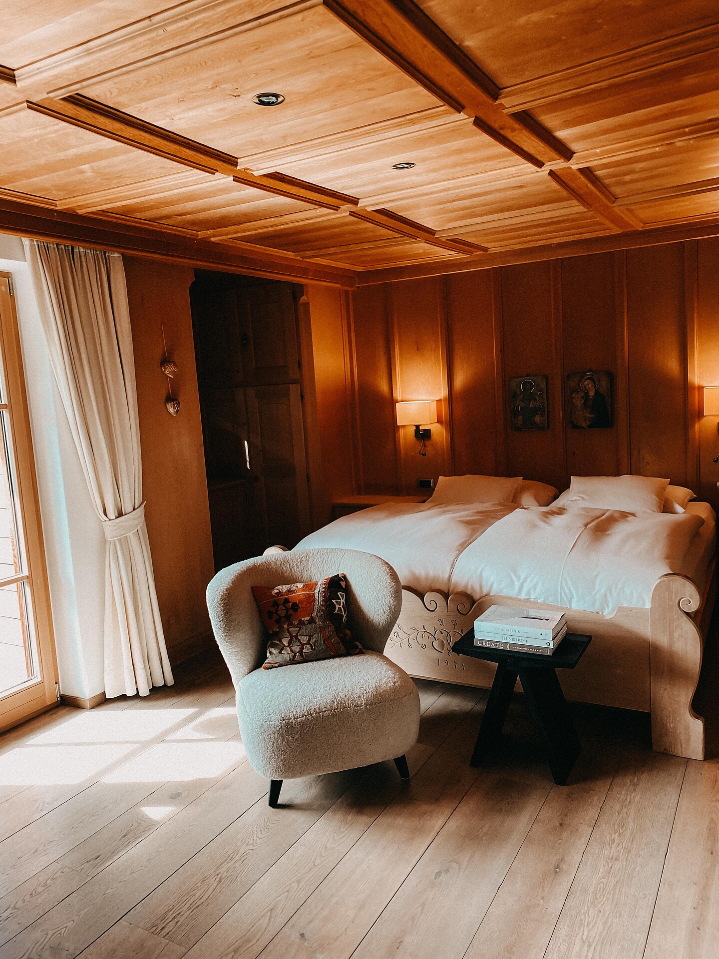 Dolasilla room with 2 balconies and sitting area