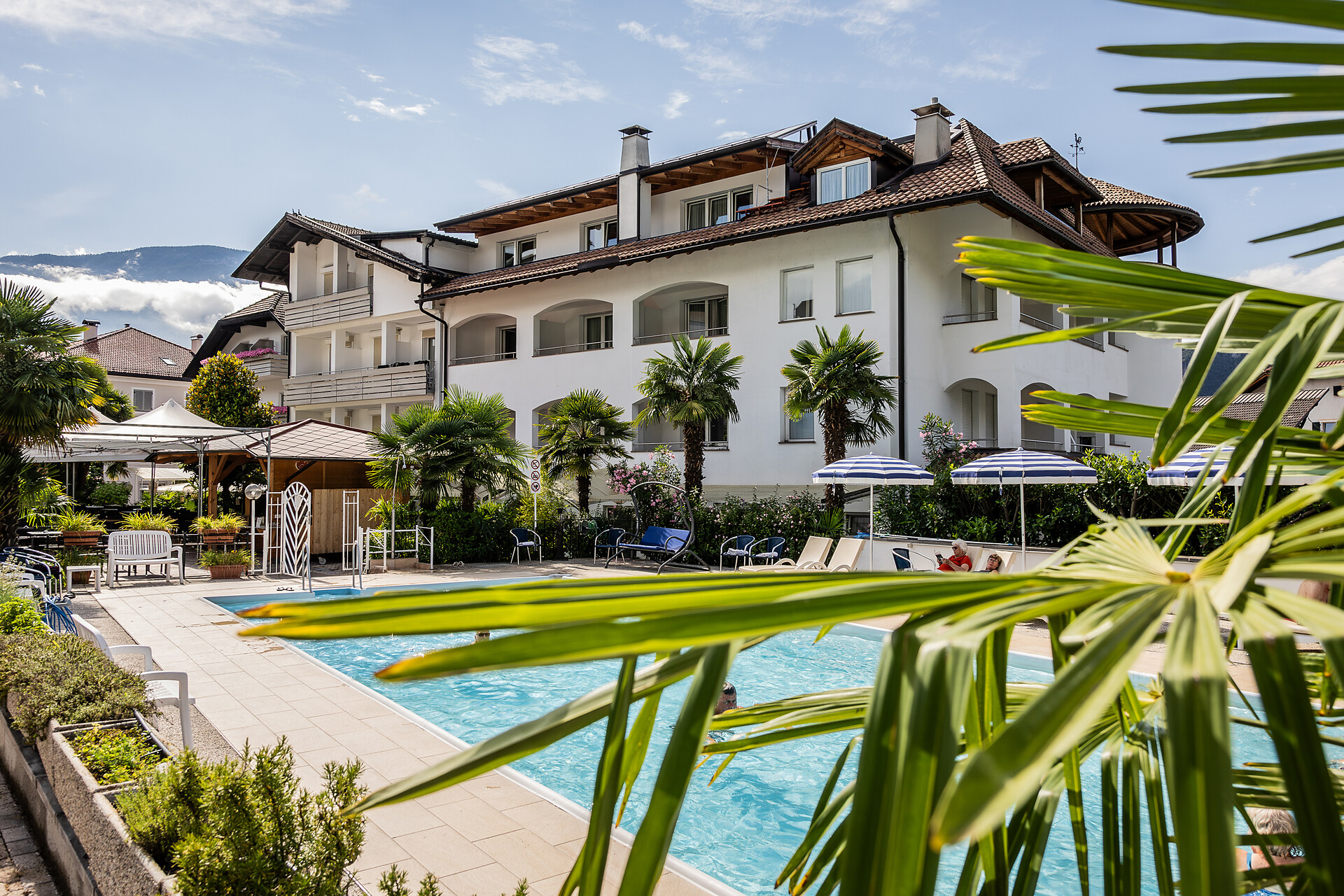 Hotel Hauptgebäude mit Pool