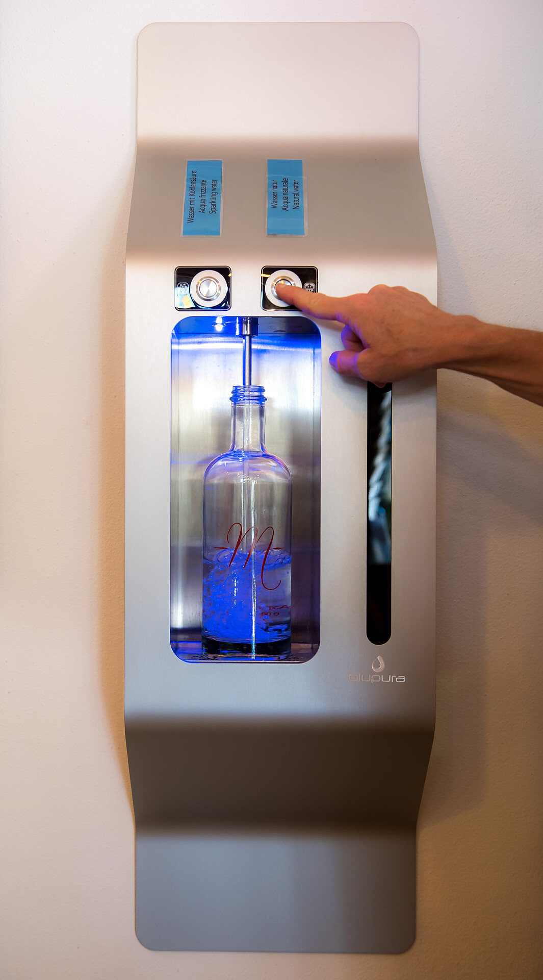 kühles Sprudelwasser aus dem Spender zur Vermeidung von Plastikmüll