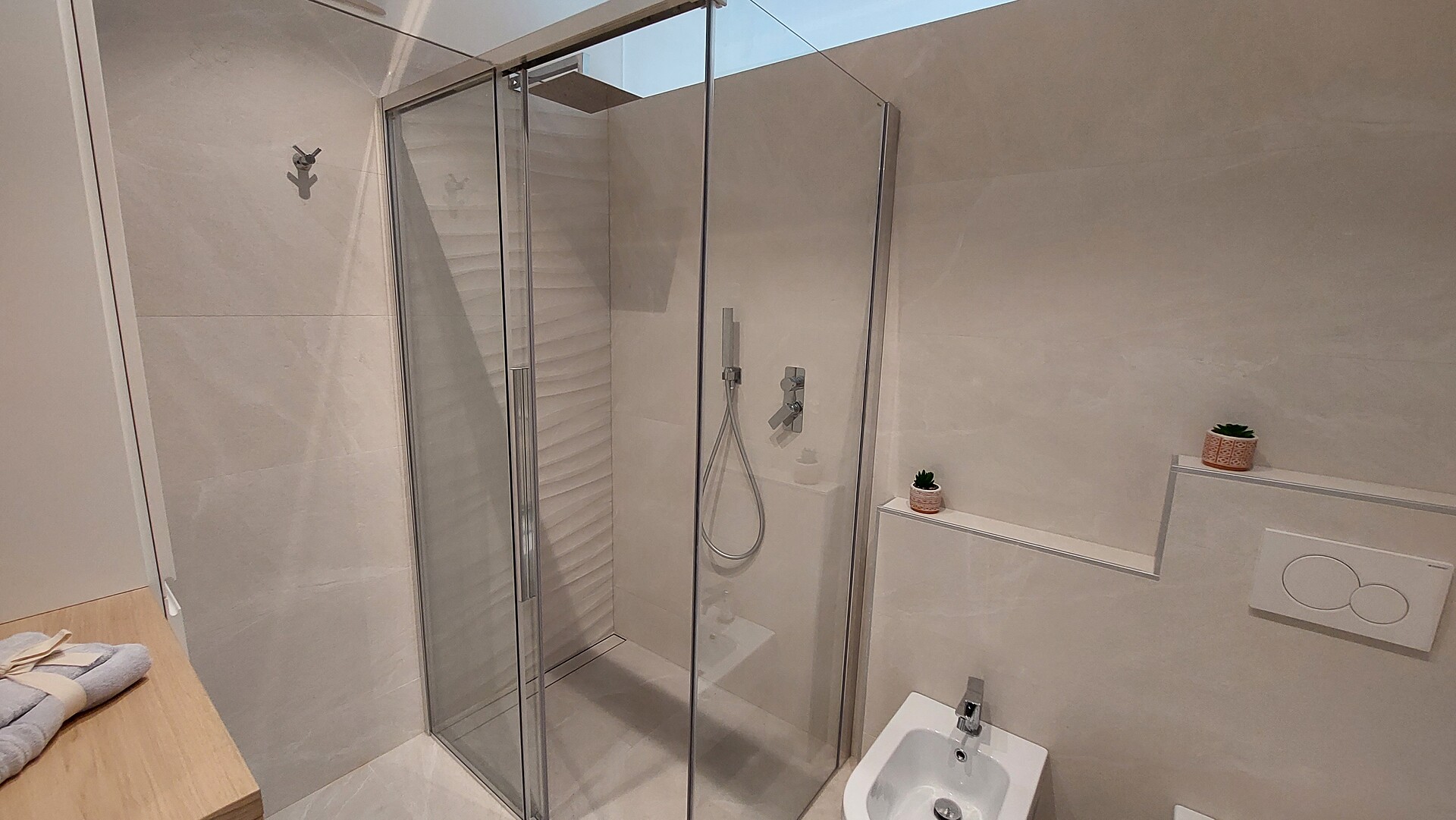 Badezimmer mit Dusche