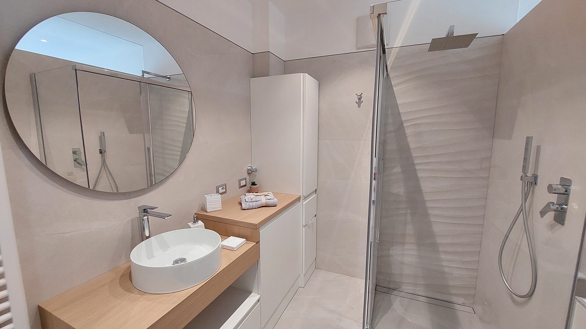 Badezimmer mit Dusche