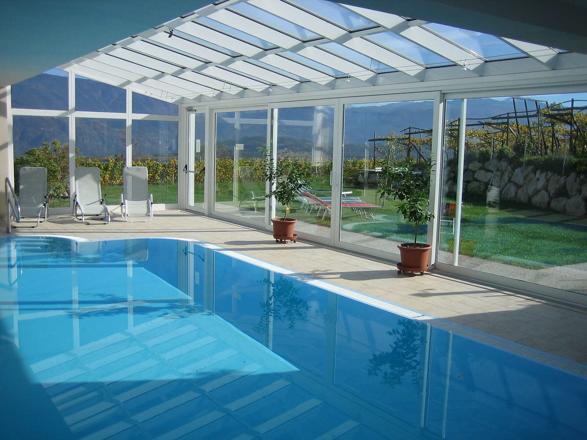 Piscina coperta con prati adiacenti