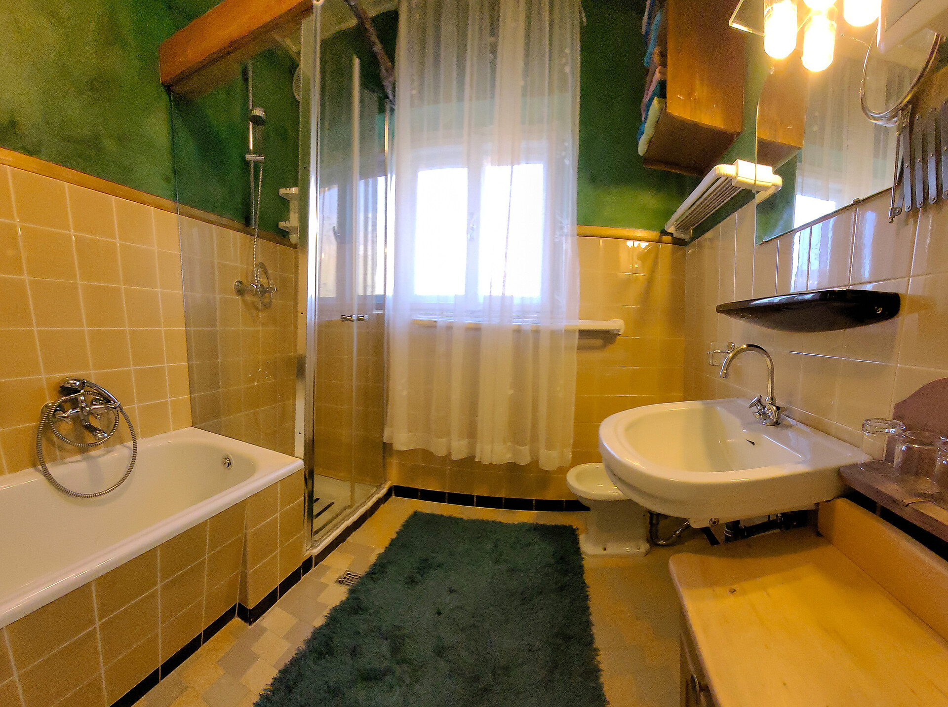 Bad mit Dusche und Badewanne