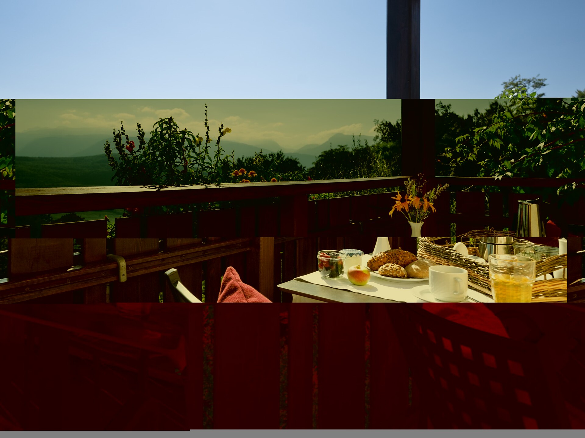 Frühstück in aller Ruhe mit Panoramablick von deiner Ferienwohnung aus