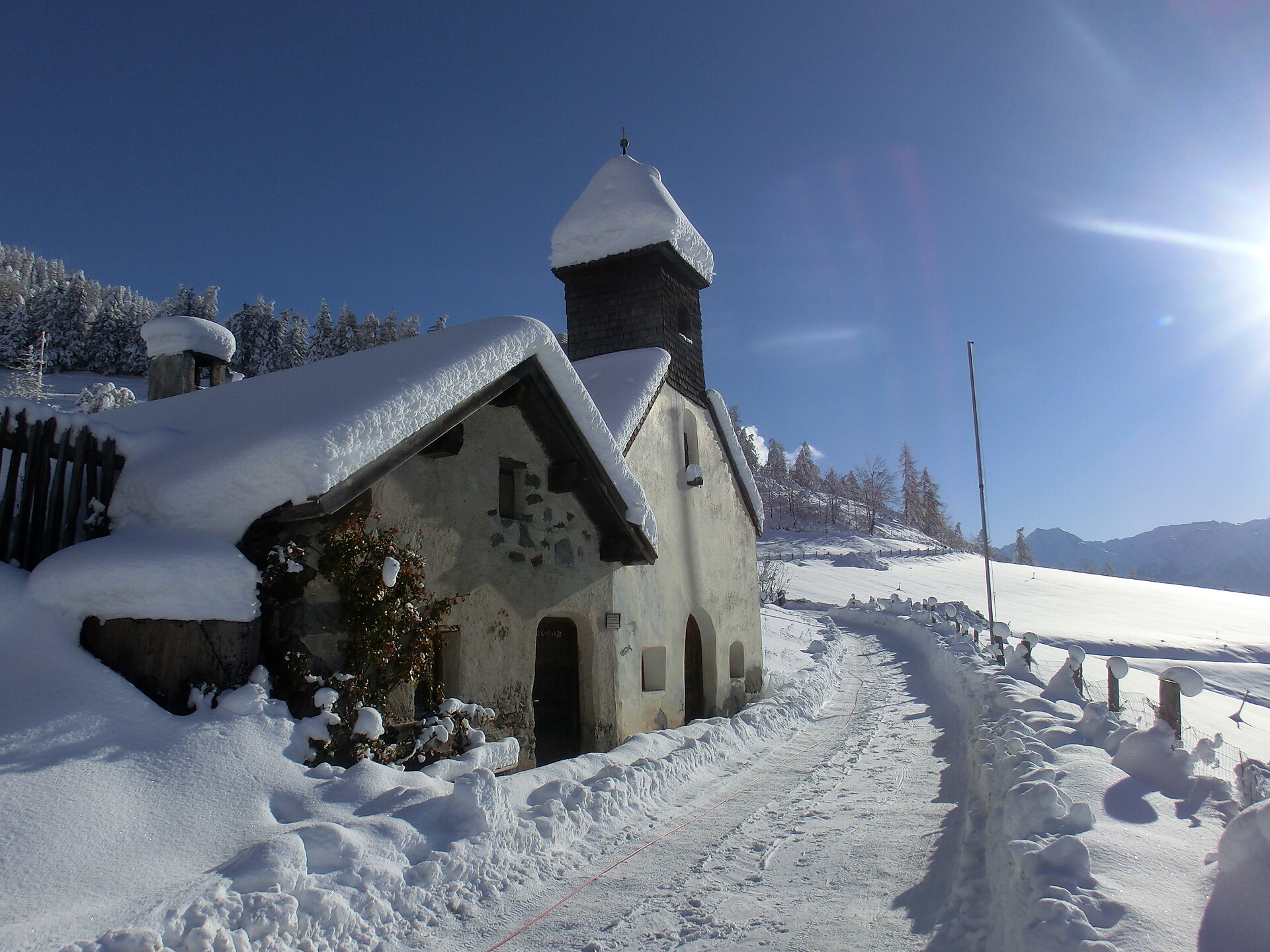 The old smithy and chapel at Lechtlhof in winter
