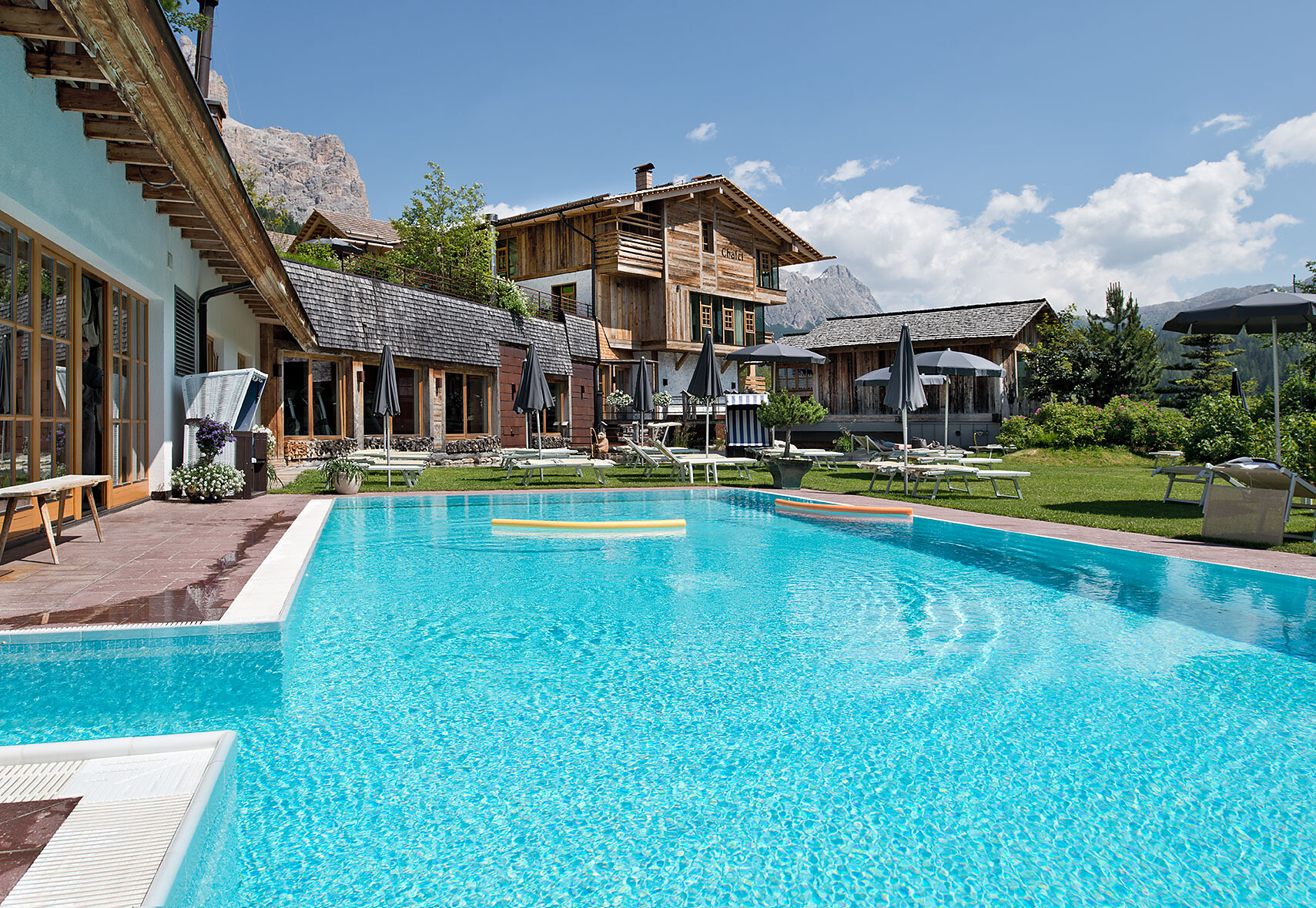 piscina esterna con vista