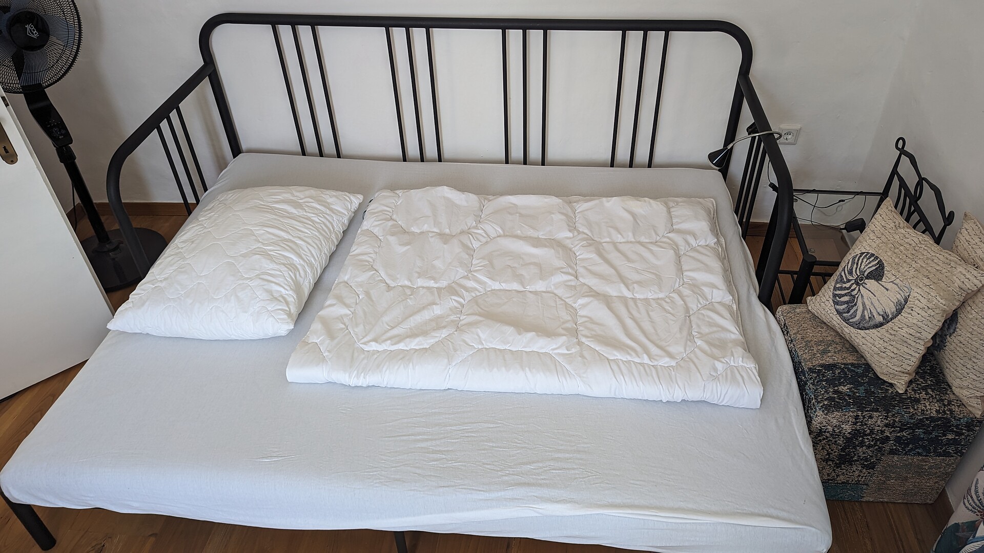 Schlafzimmer mit ausziehbarem Bett