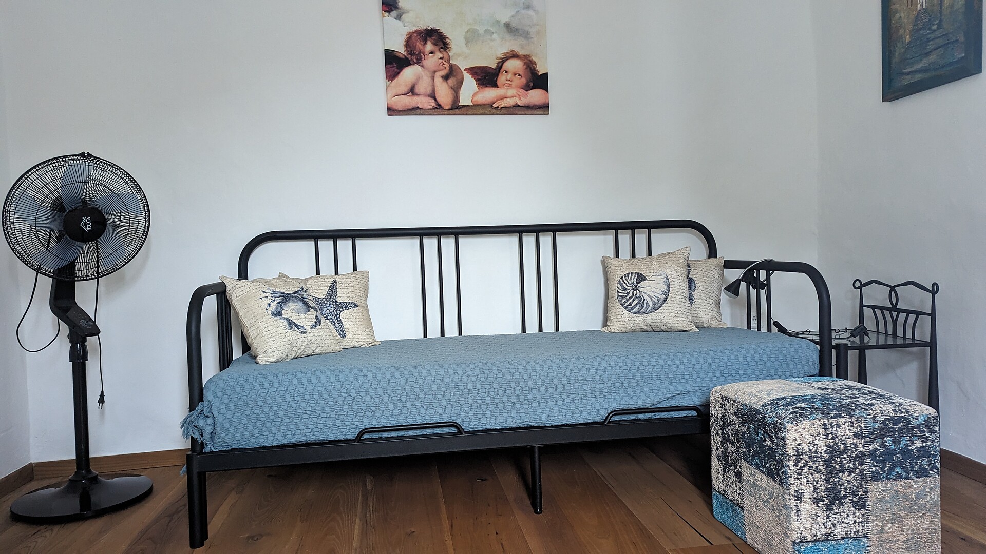 Schlafzimmer mit ausziehbarem Bett