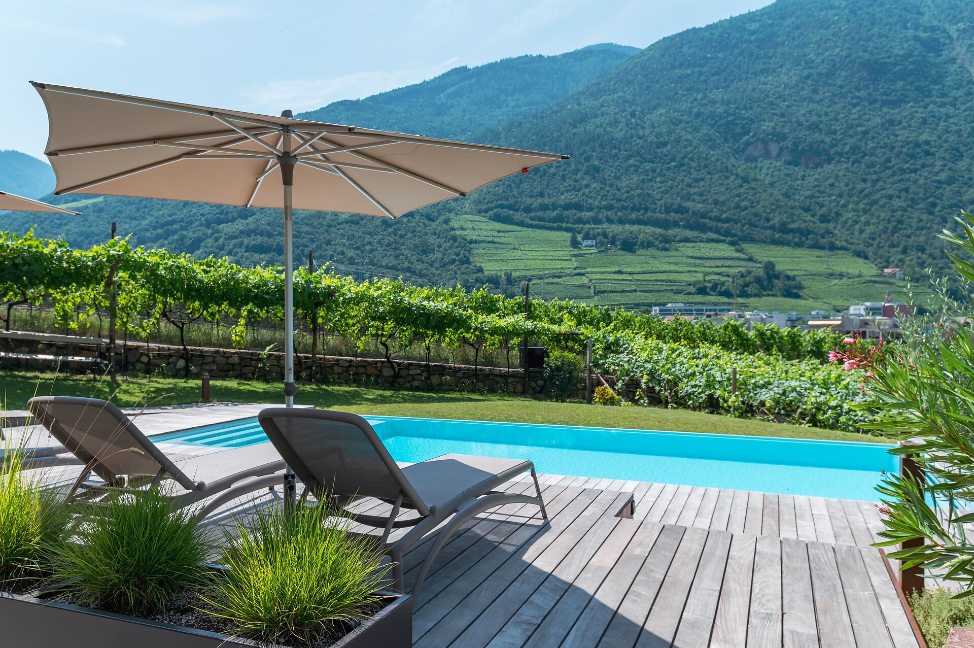 Piscina con acqua salata e comode sdraio