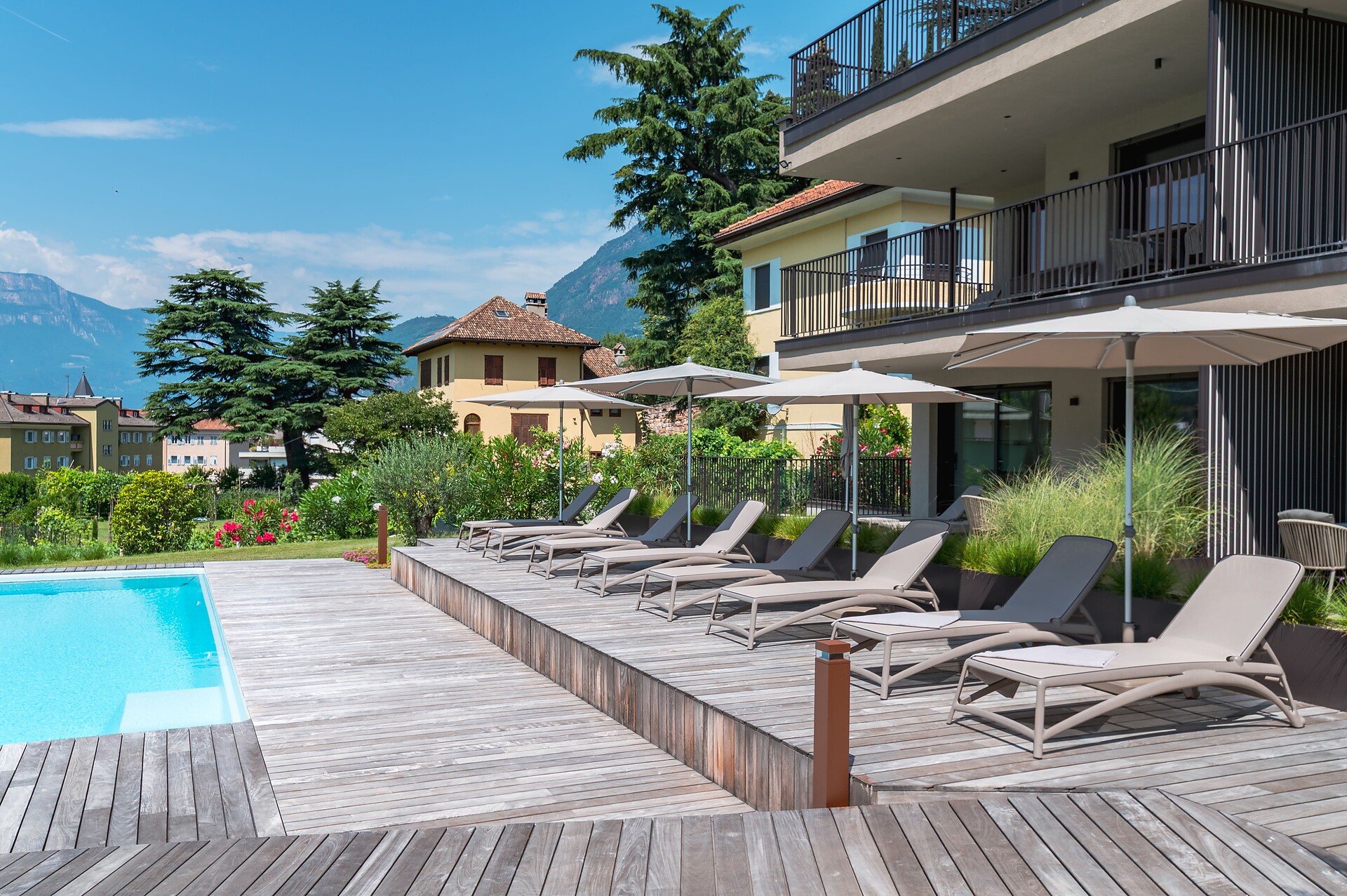 Piscina con acqua salata e comode sdraio