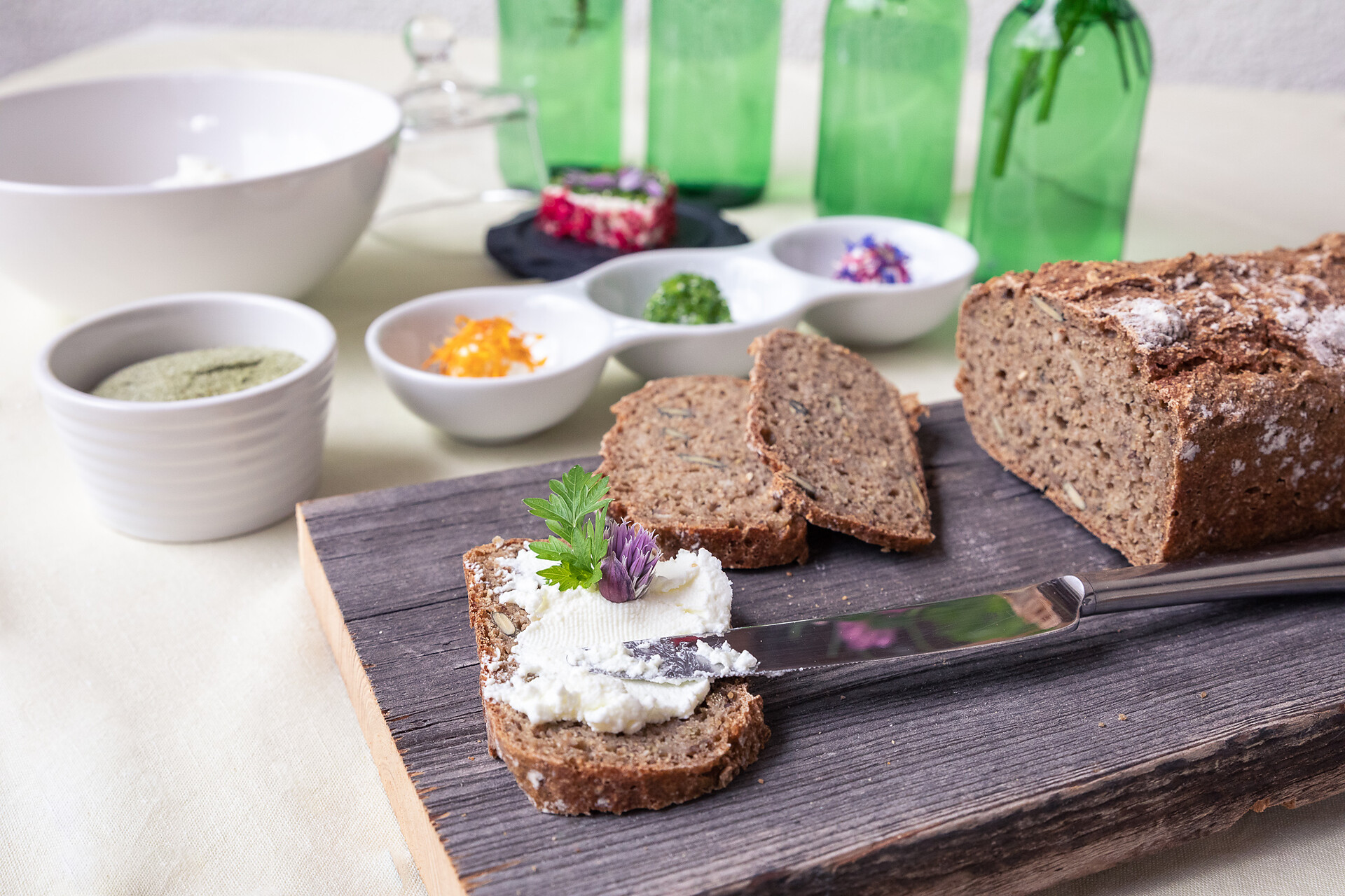 Frischkäse mit selbstgemachtem Brot