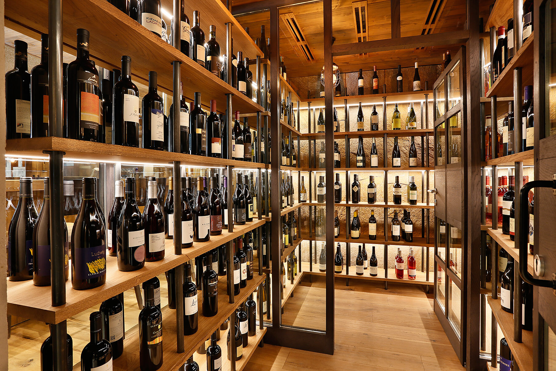 Begehbarer Weinschrank