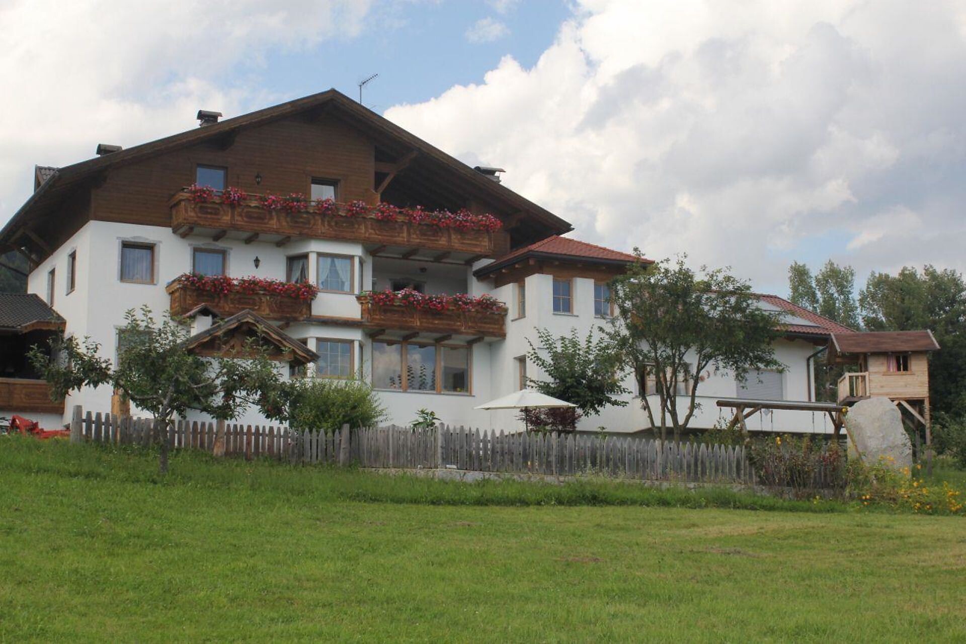 der Aignerhof ist eingebettet in saftige Wiesen
