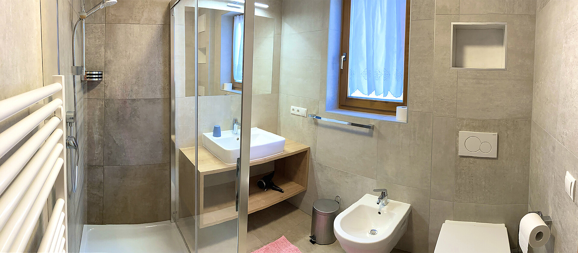 Appartement 3: Badezimmer 1