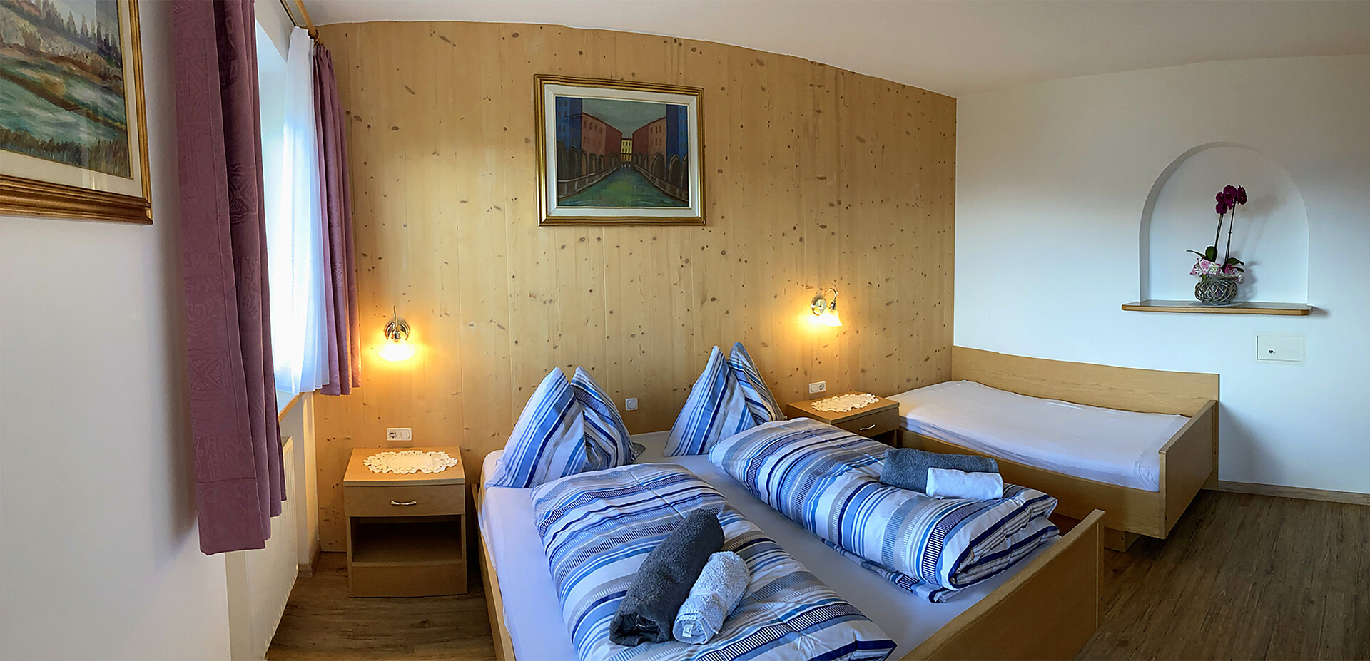 Appartement 1: Zimmer mit einem Doppelbett und einer Schlafcouch