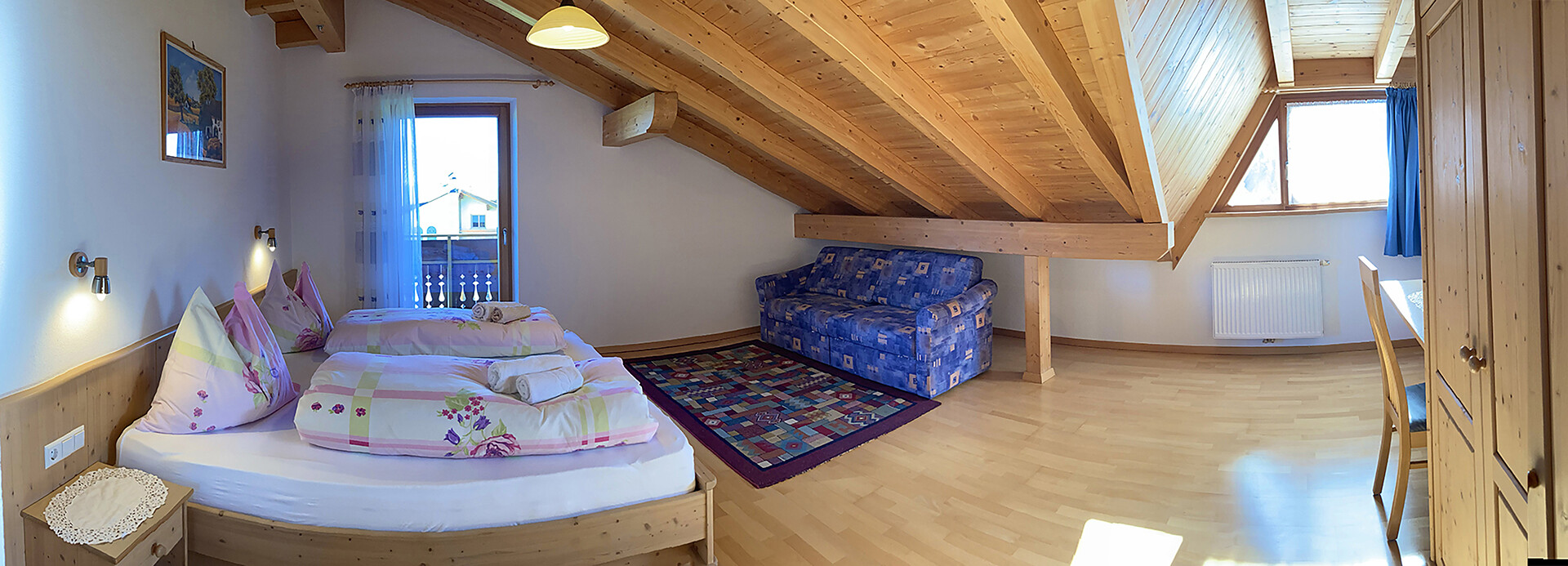 Appartement 4: Zimmer mit einem Doppelbett und einer Schlafcouch
