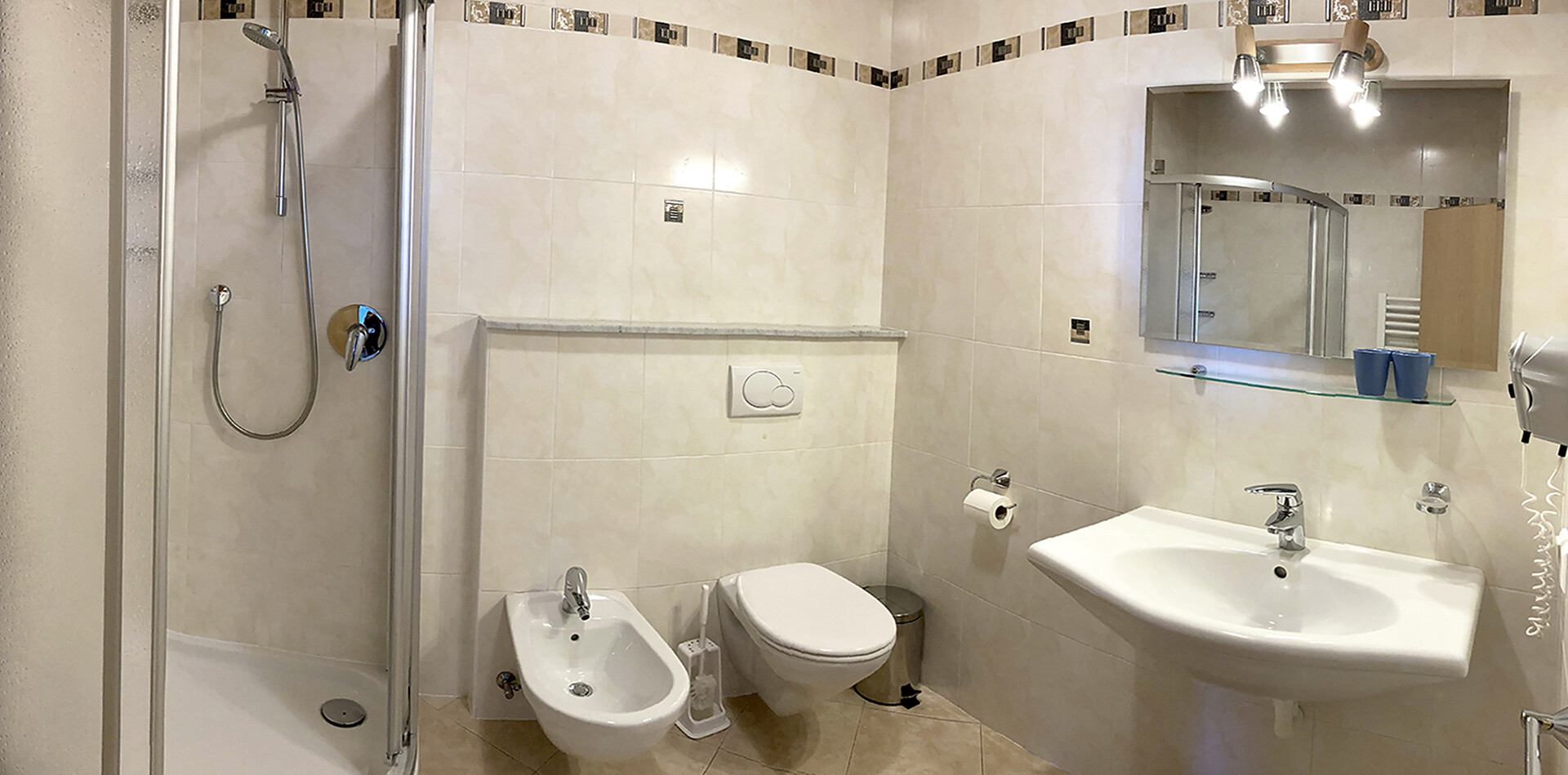 Appartement 4: Badezimmer 1