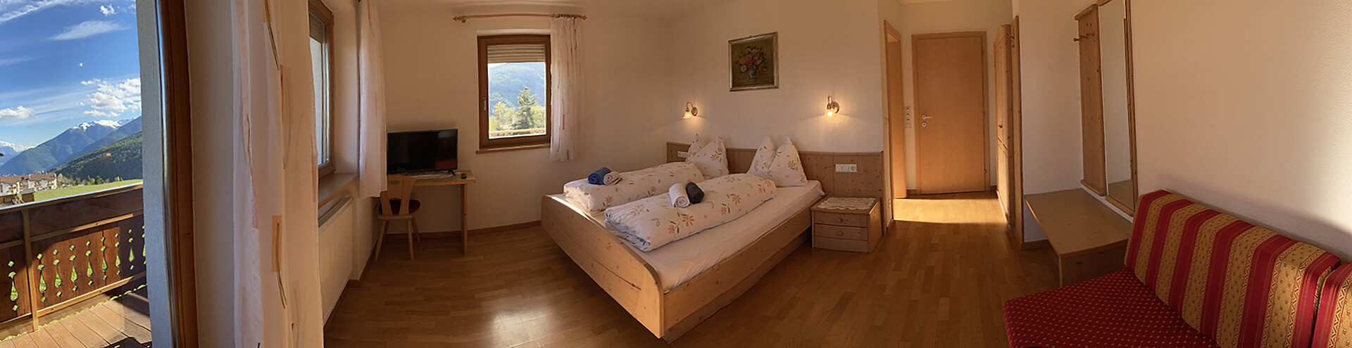 Appartement 2: Zimmer mit einem Doppelbett und einer Schlafcouch