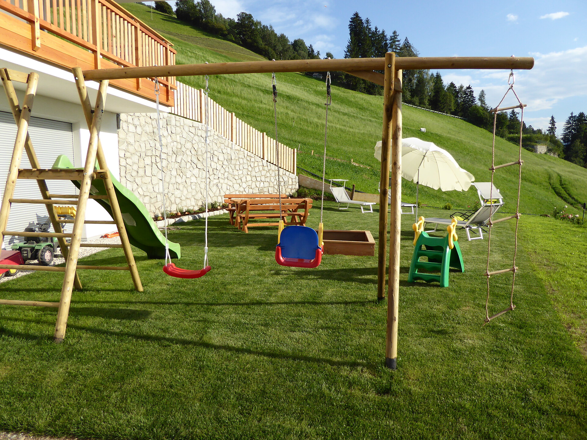 Spielplatz und Liegewiese