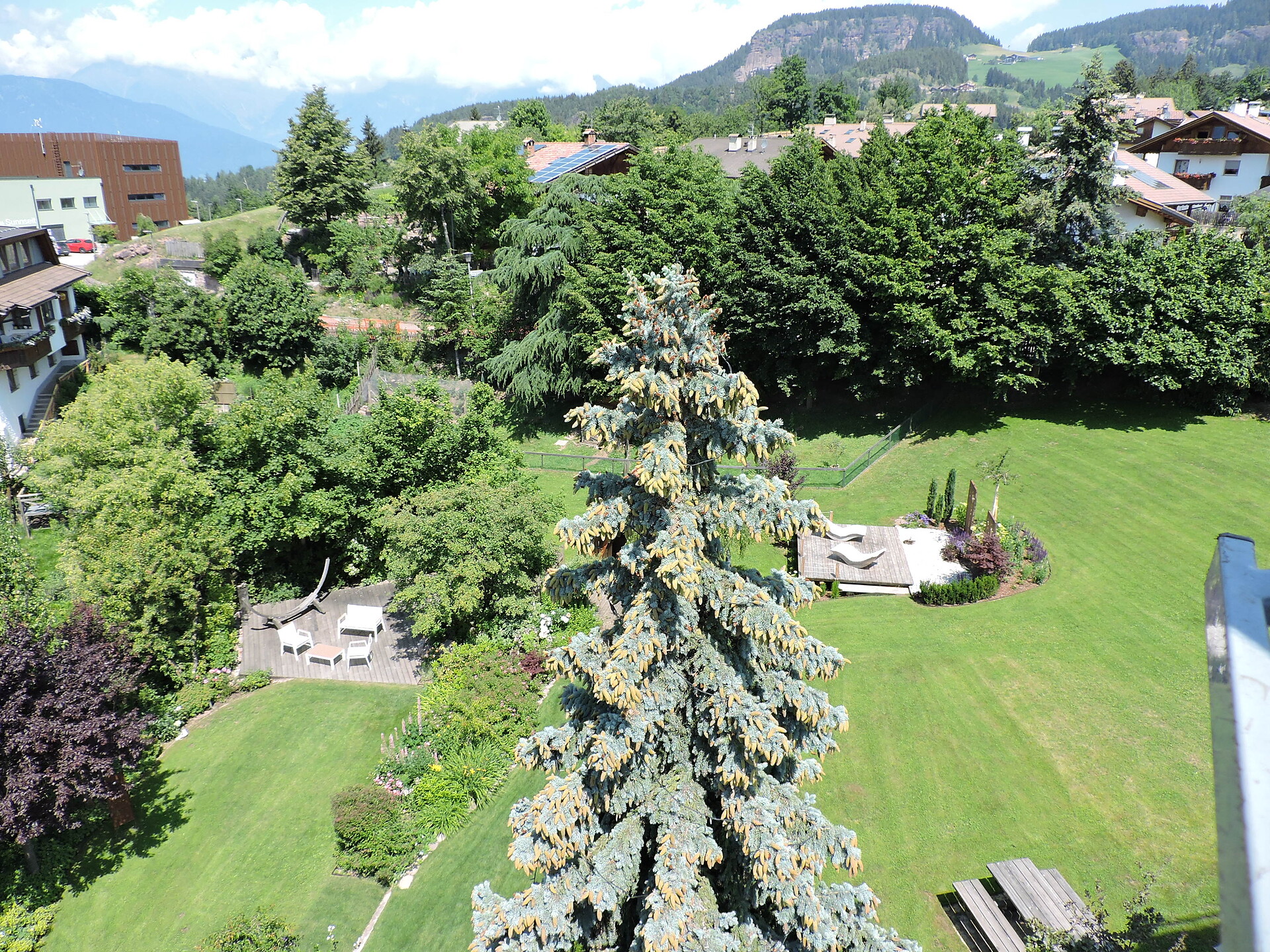 In the spacious garden you will find much peace and can relax