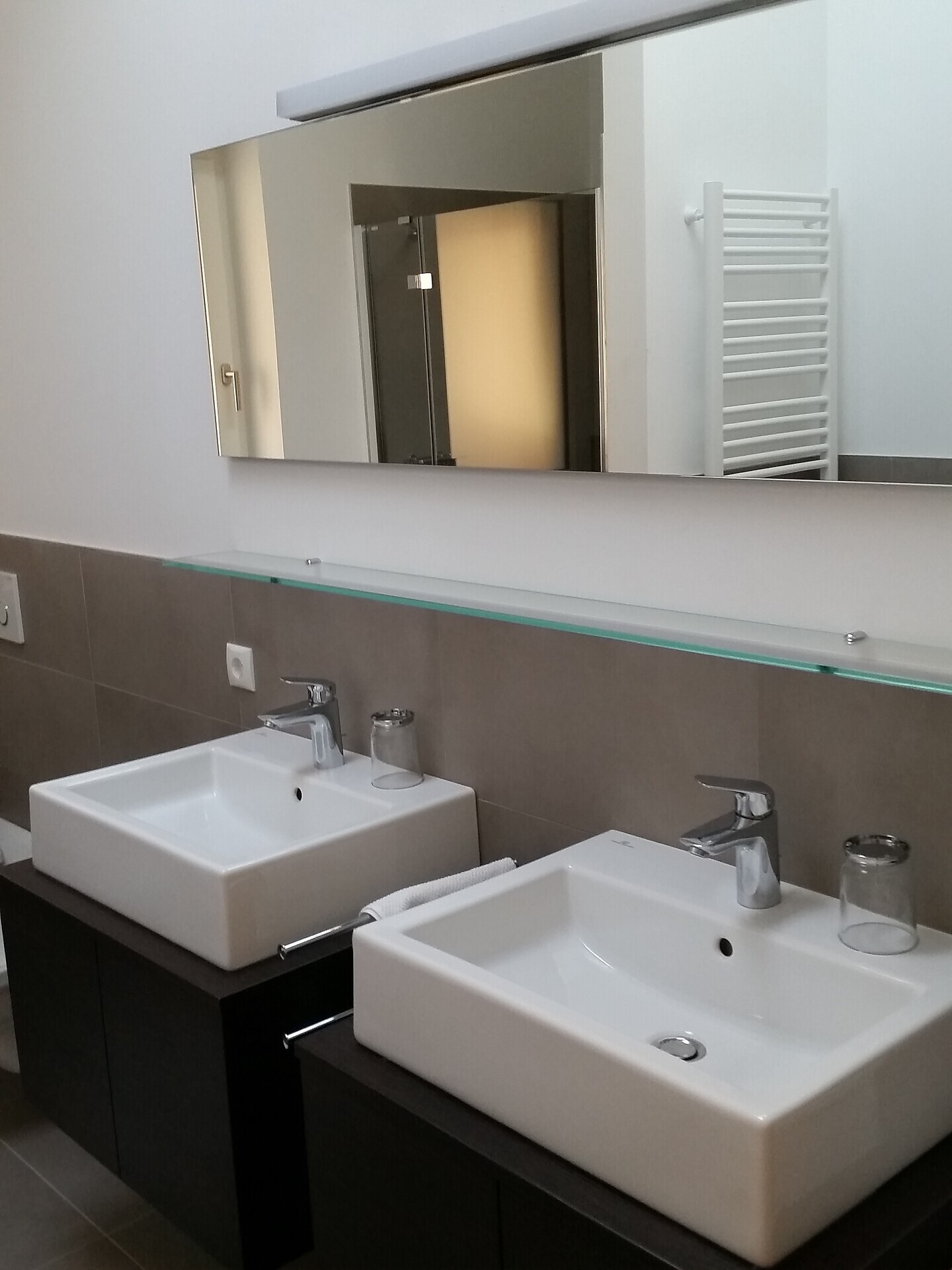 Badezimmer mit 2 separaten Waschbecken