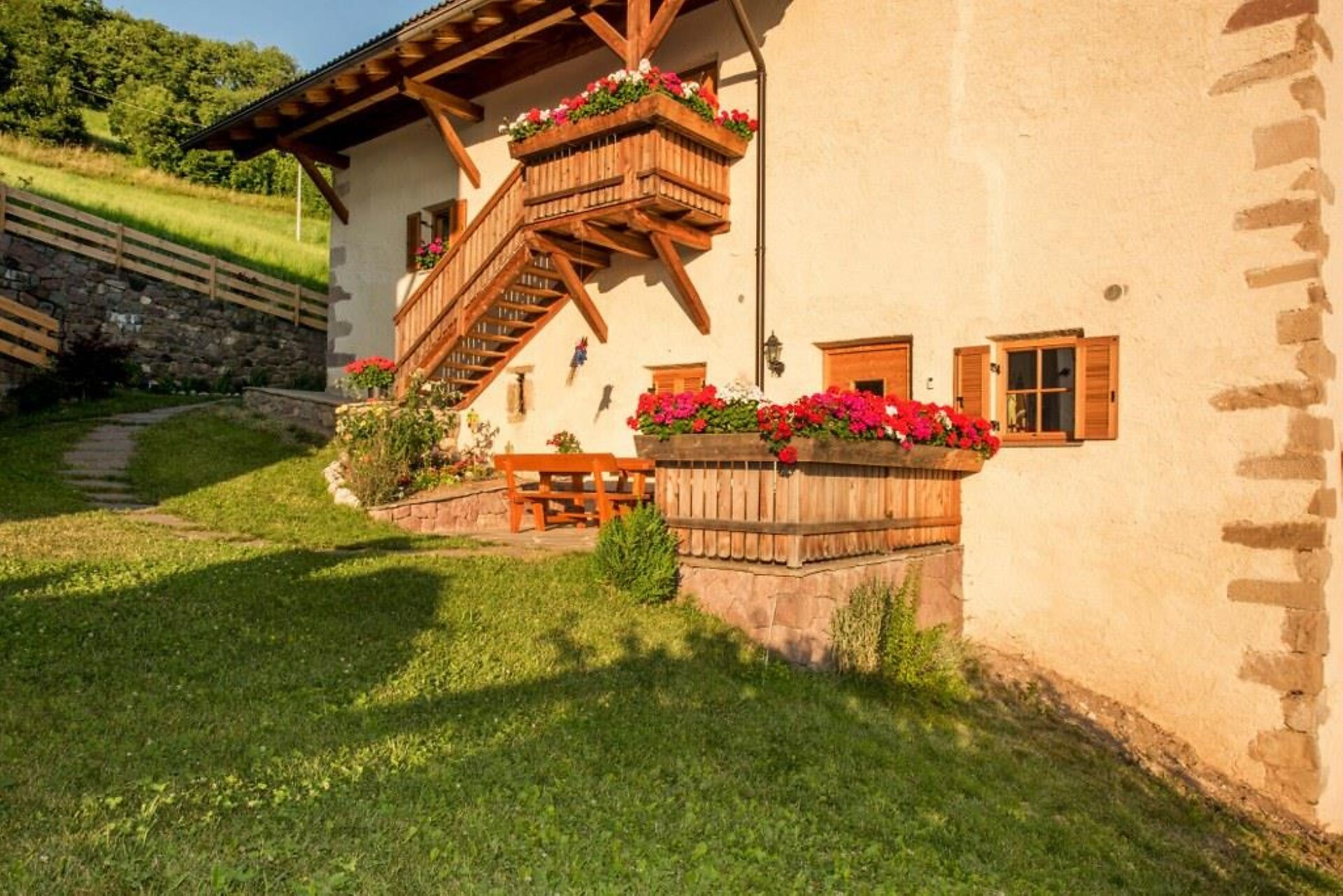 Treppe zu den Ferienwohnungen, Fingerhof