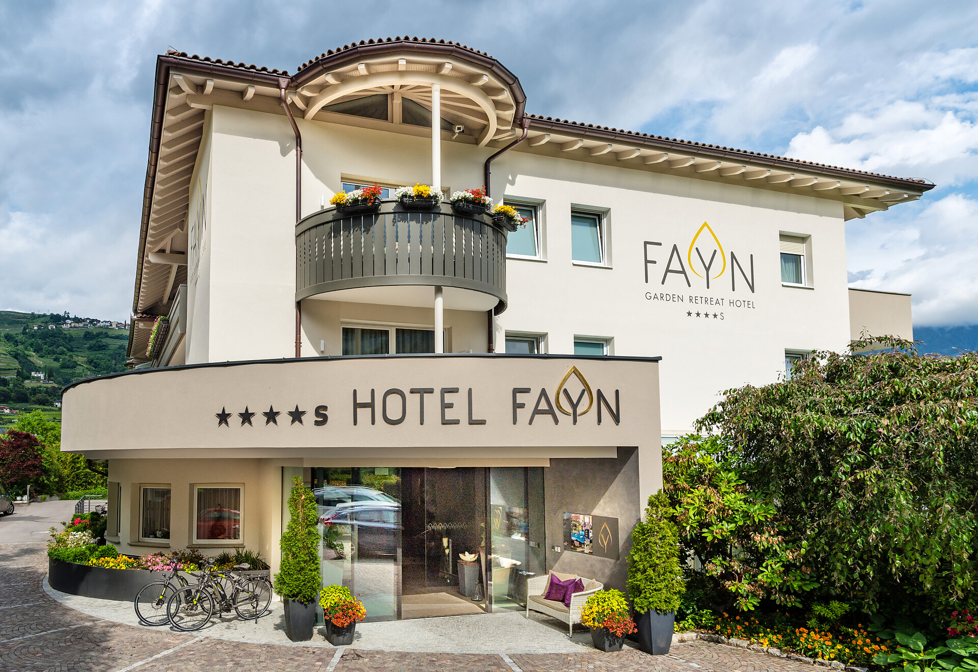 4 Sterne Hotel in Algund bei Meran | Hoteleingang Hotel FAYN mit großem Parkplatz und Tiefgarage
