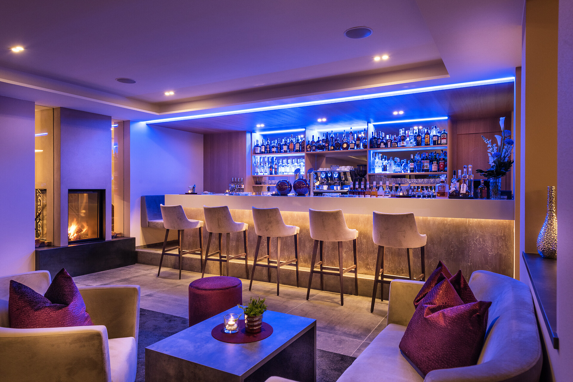 4 Sterne Hotel in Algund bei Meran | Cocktailbar "FAYN moments" mit offenem Kamin
