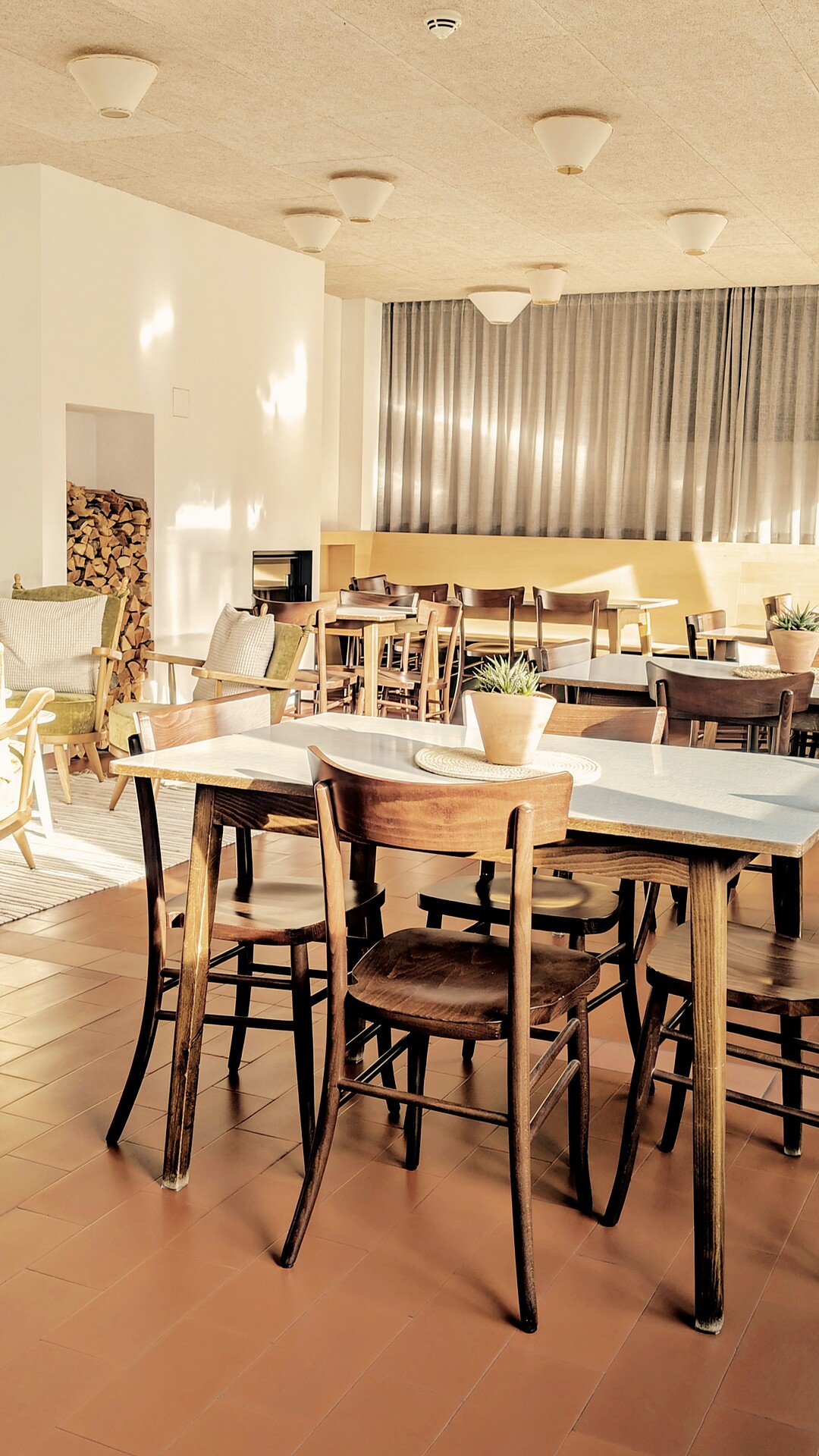 The restaurant of the FinKa in Mals, in Upper Vinschgau (South Tyrol), blends regional charm with an
