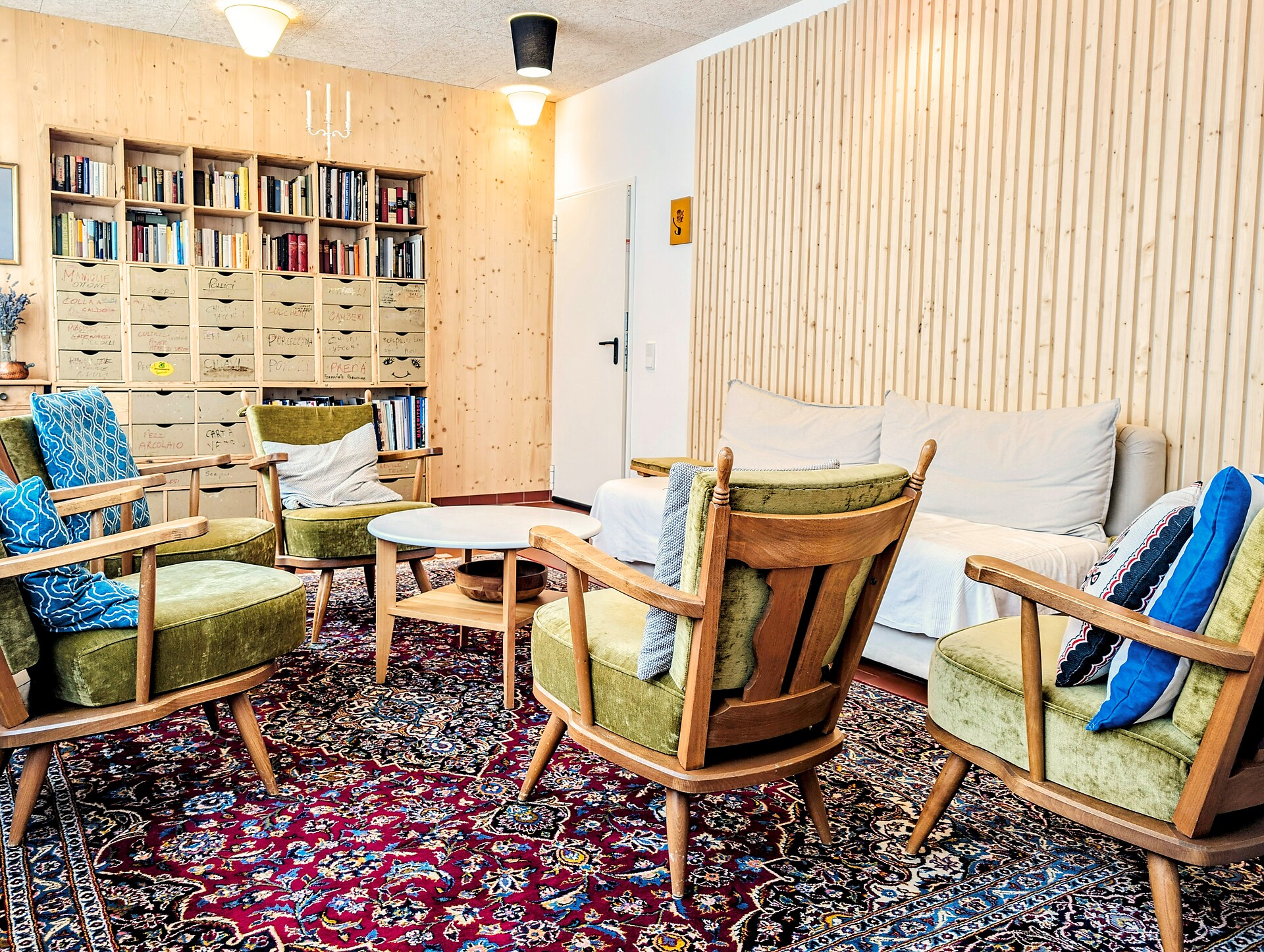 The Salone of the FinKa in Mals, in the Vinschgau Valley (South Tyrol), is a lovingly furnished loun