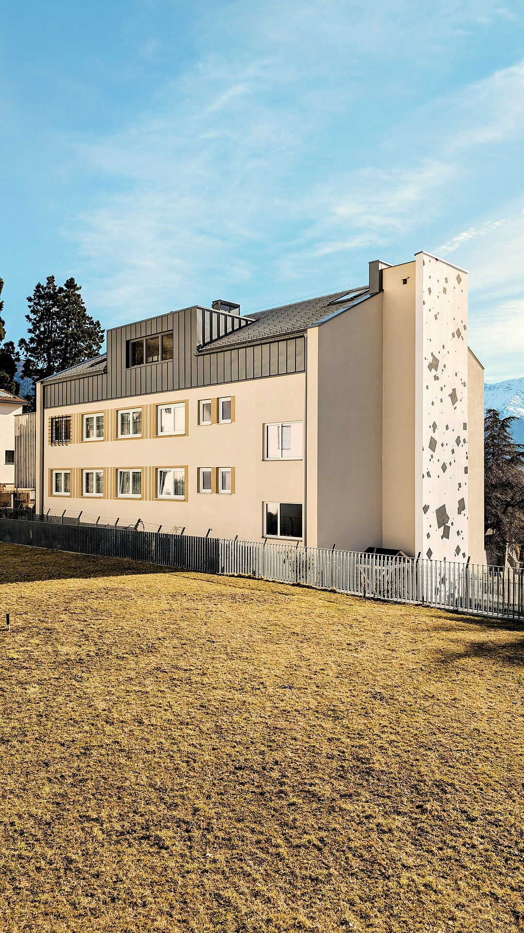 A striking symbol of contemporary art in the Vinschgau Valley: the image shows the lift shaft of the