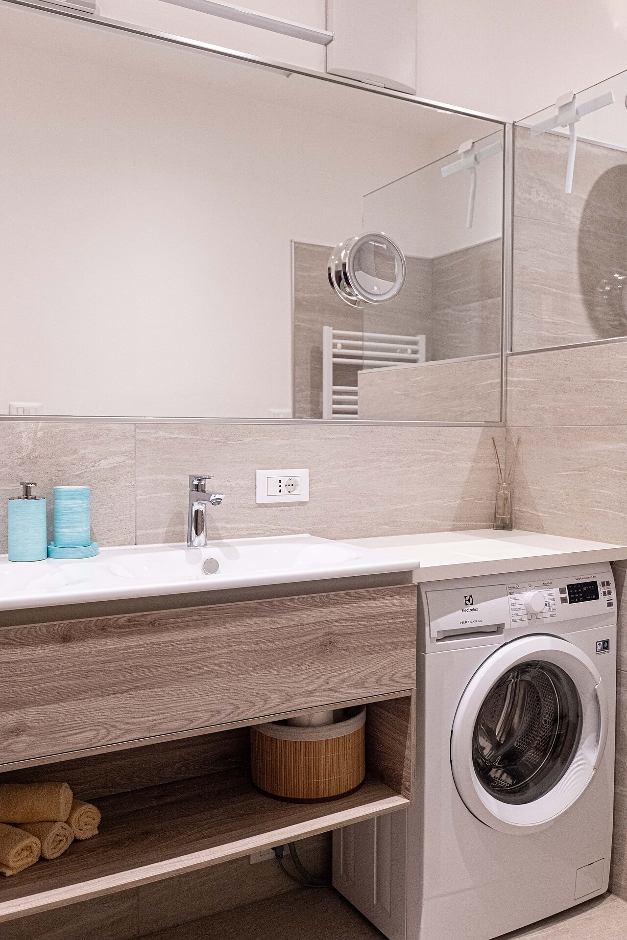 bathroom with 2 sinks "Leo"