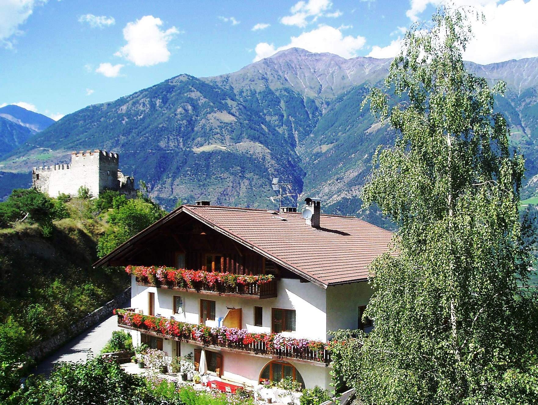 Ferienwohnungen Schlosshof zu Montani