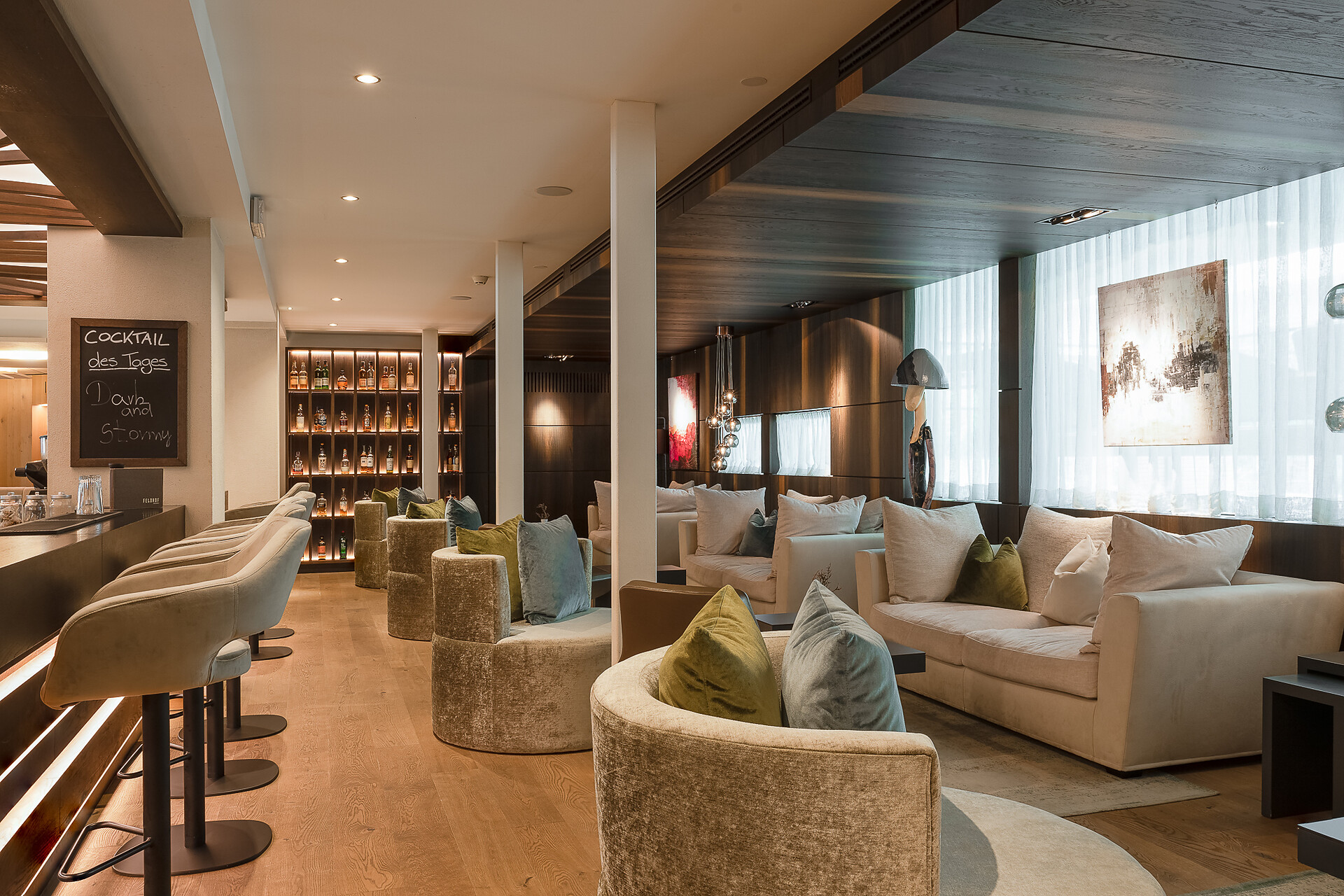 Bar & Lounge