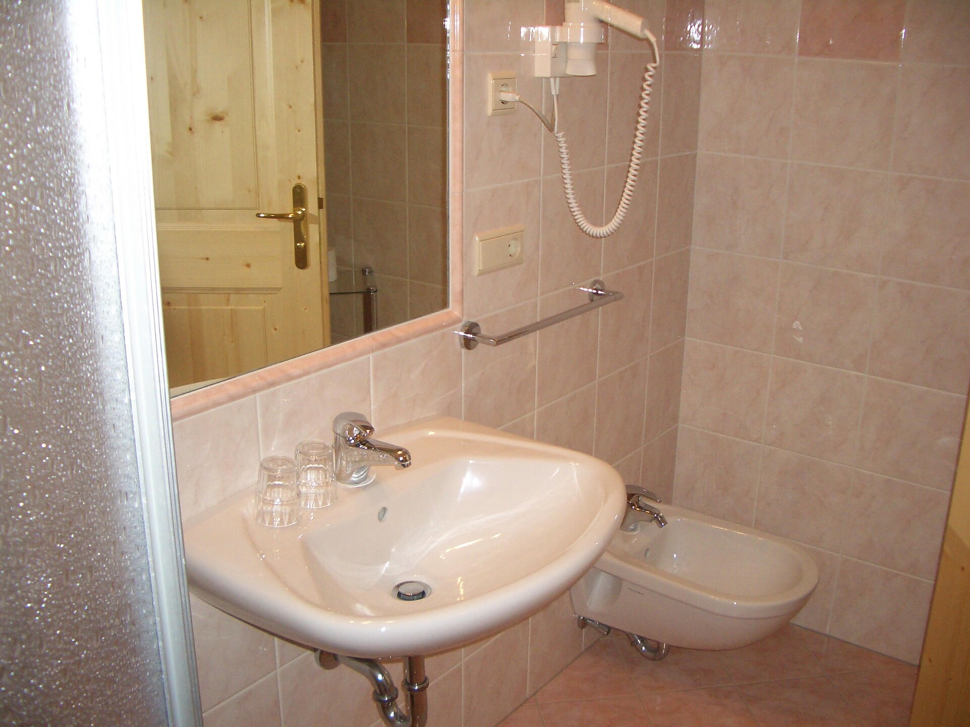 Bad mit Dusche und WC