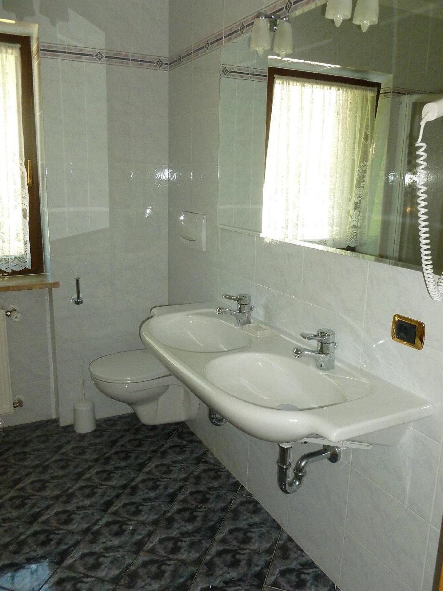 Bad mit Dusche/Badewanne und WC