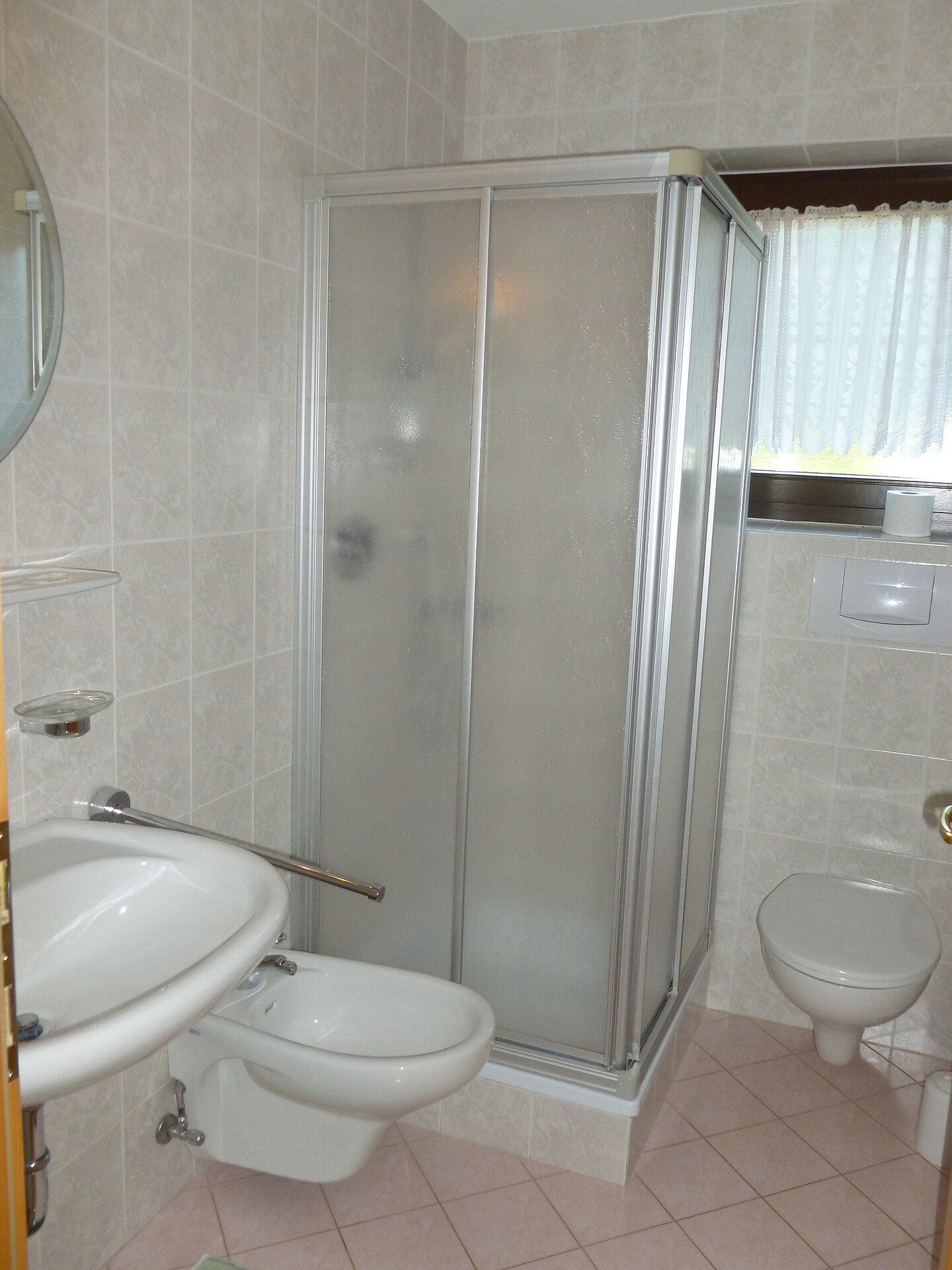 Bad mit Dusche und WC