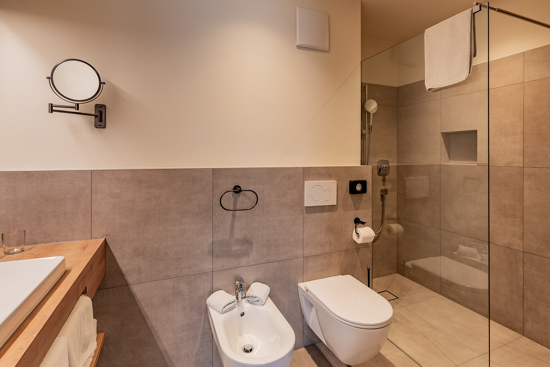 geräumiges Badezimmer mit begehbarer Dusche