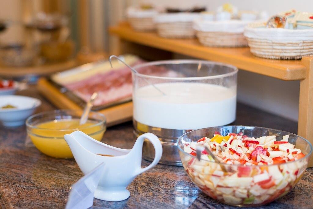 Frischer Obstsalat, Joghurt, Apfelkompott aus südtiroler Äpfeln