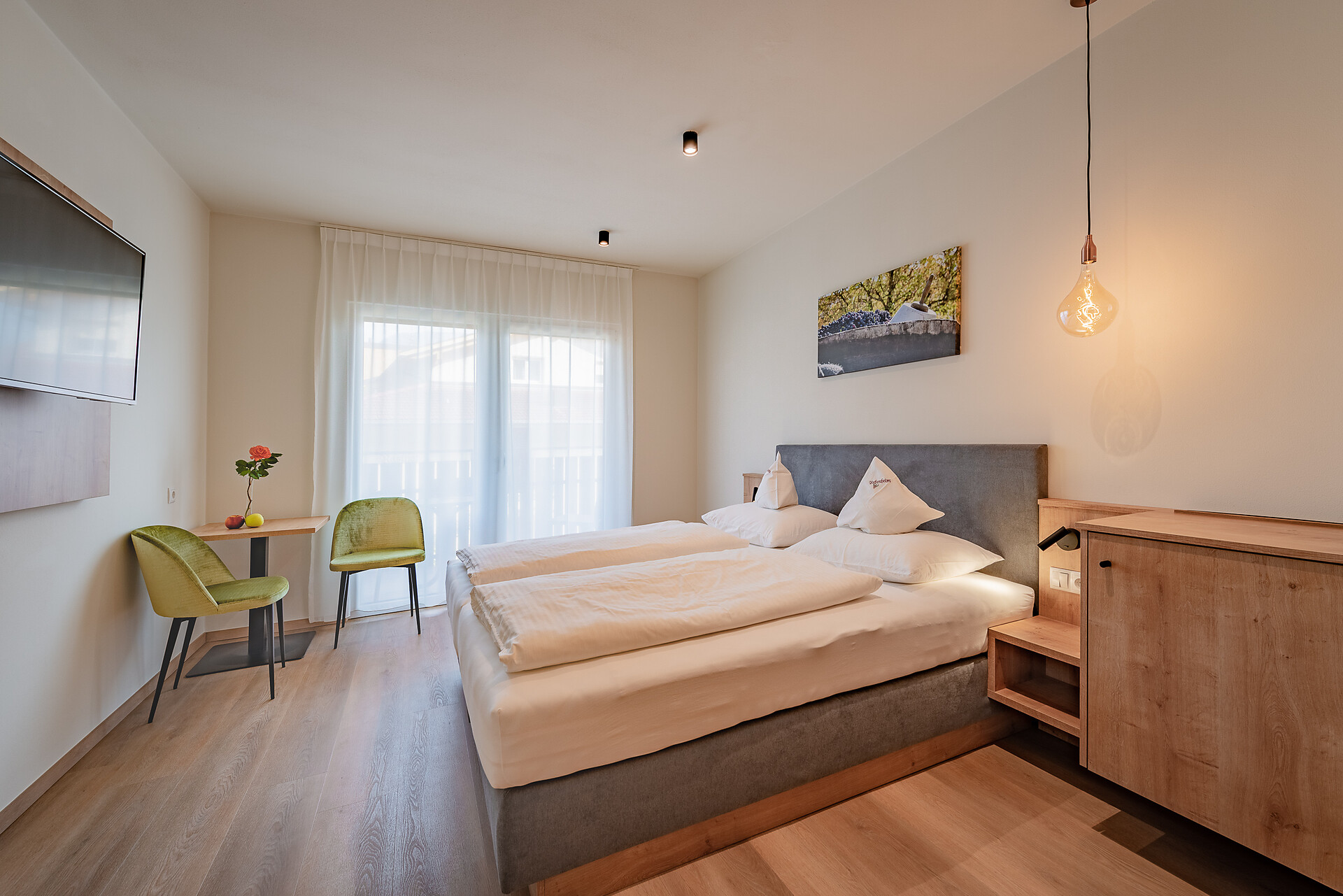 helle Zimmer mit Boxspringbetten