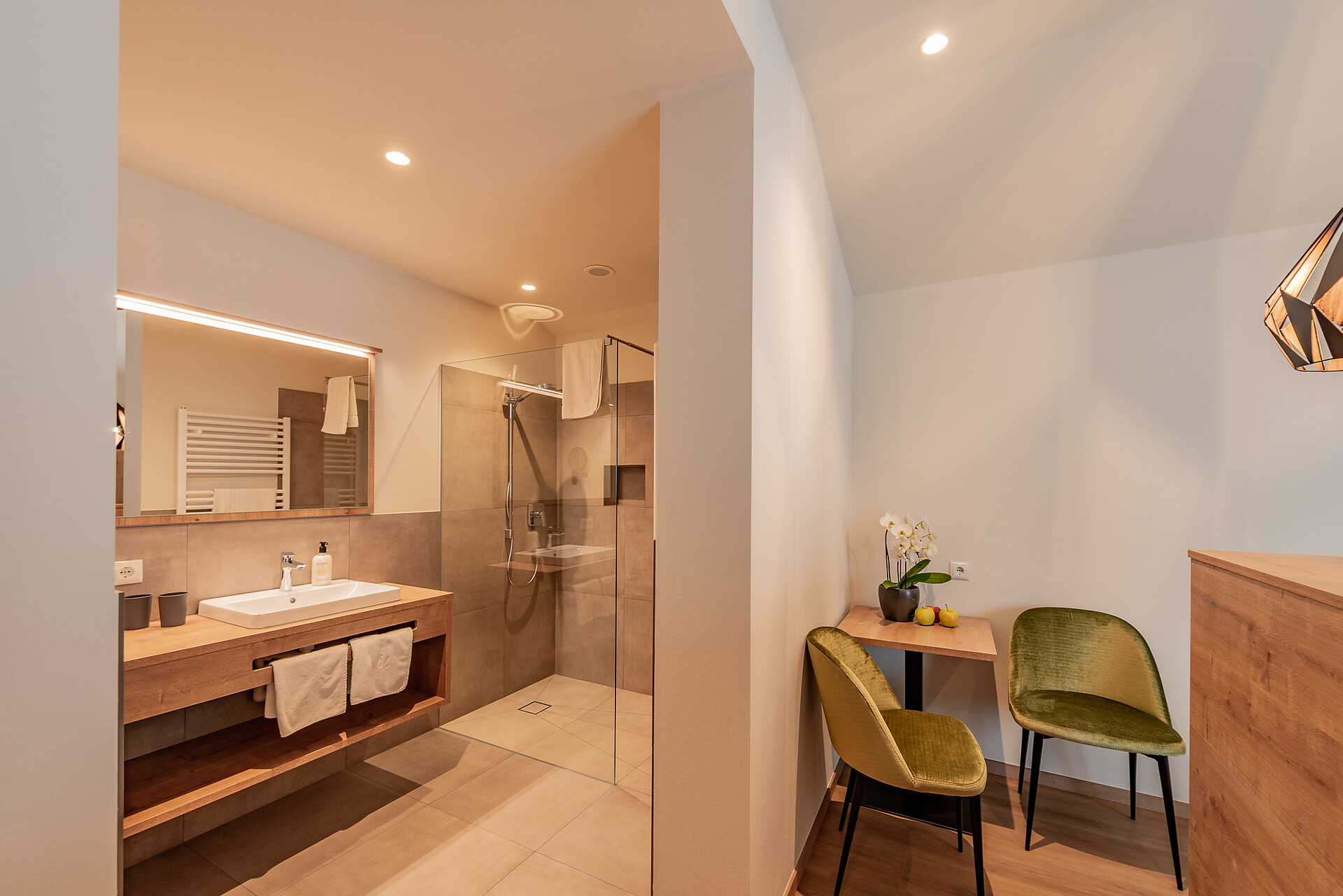 modernes Badezimmer mit begehbarer Dusche