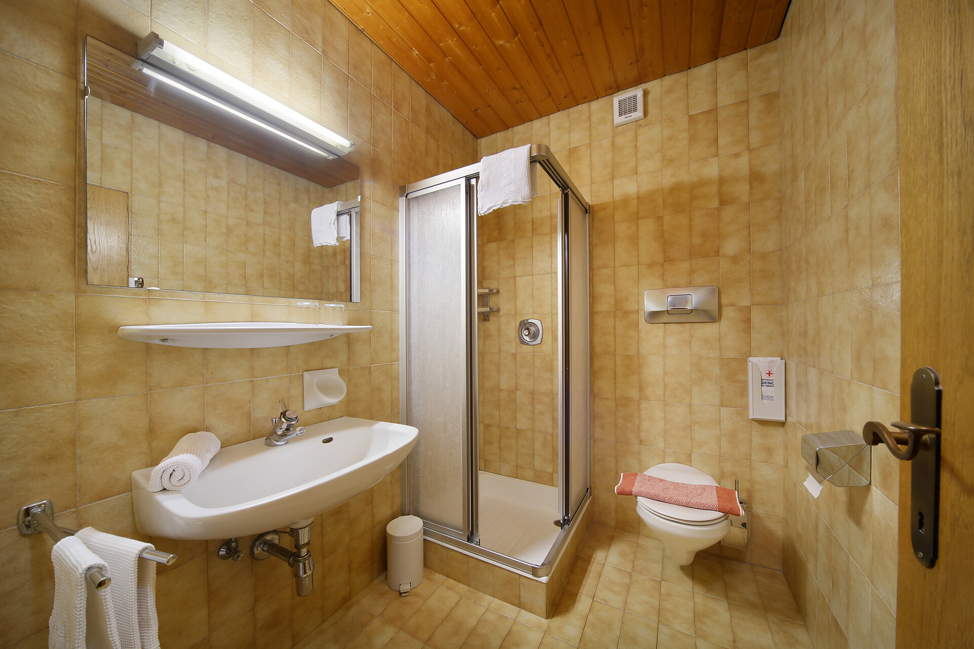 Holiday apartment Type B – bath with shower
