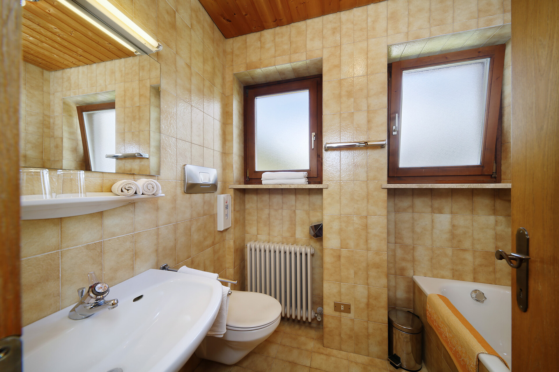 Holiday apartment Type A – bathroom with window