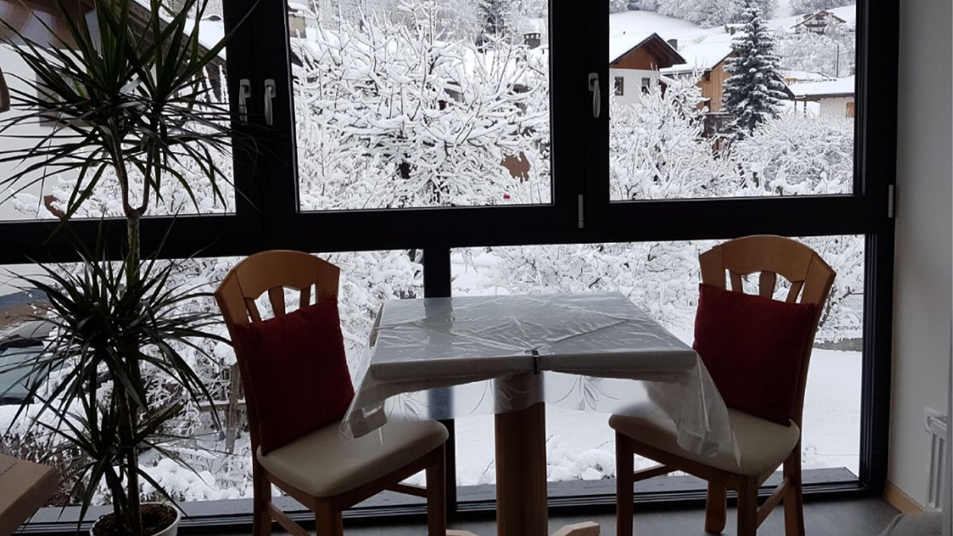 Glasveranda mit Sitzbereich