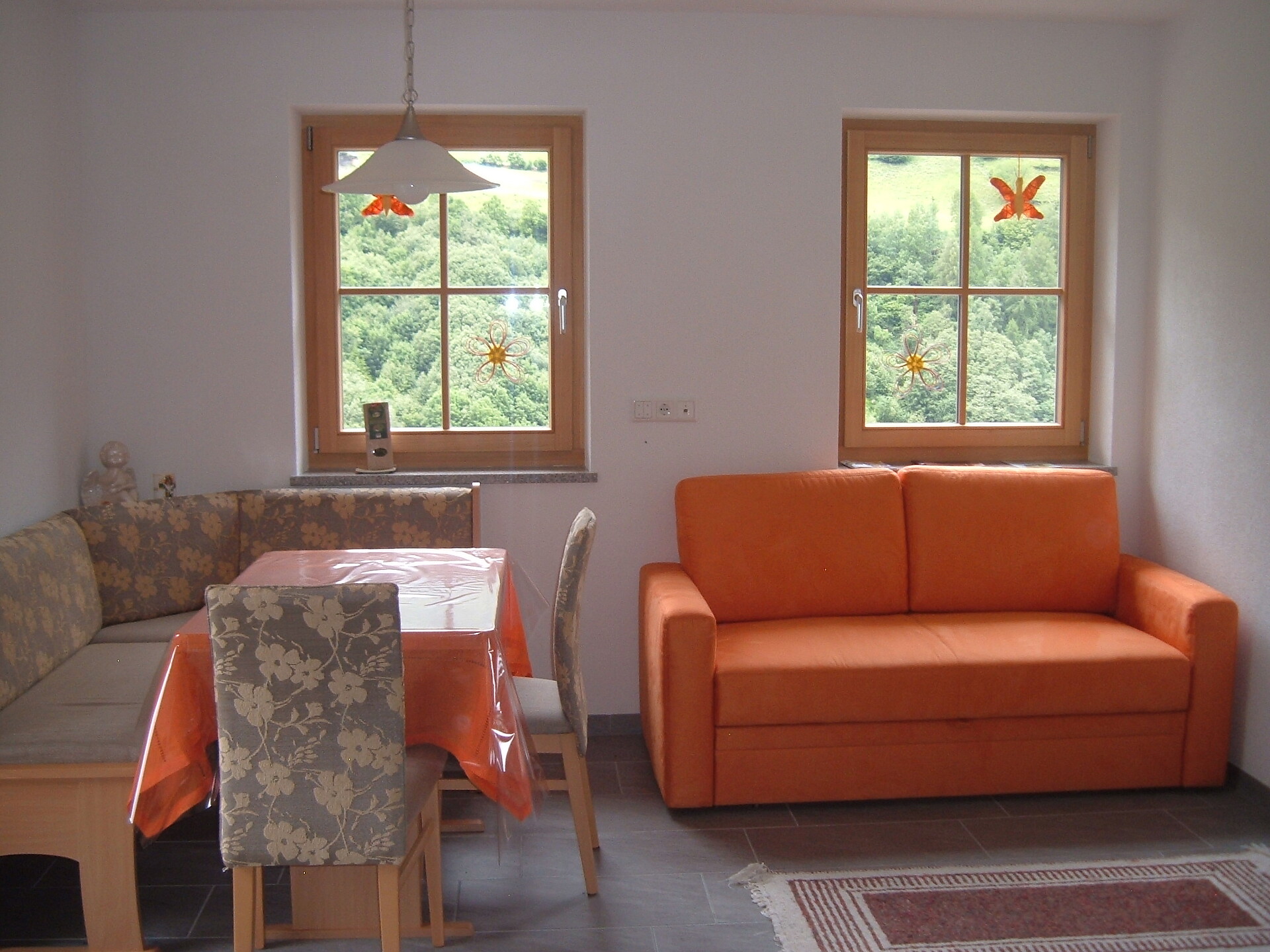 cucina abitabile con tavola e sofa