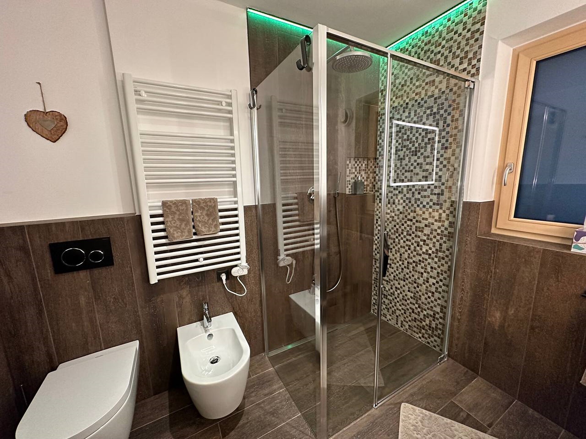 Doppel Badezimmer mit dusche