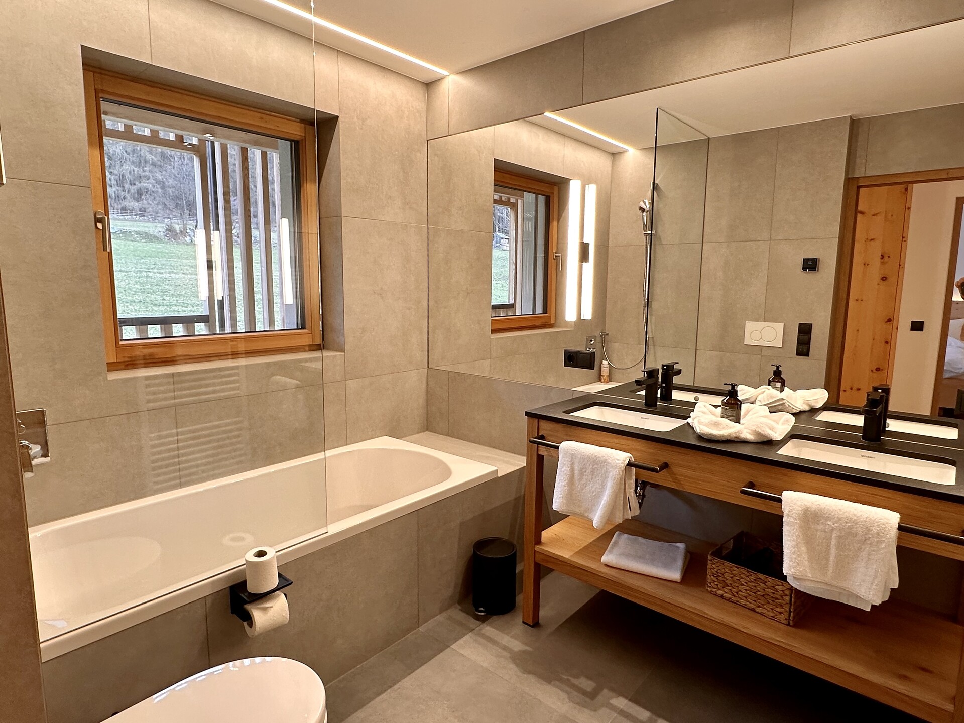 Bagno con vasca da bagno