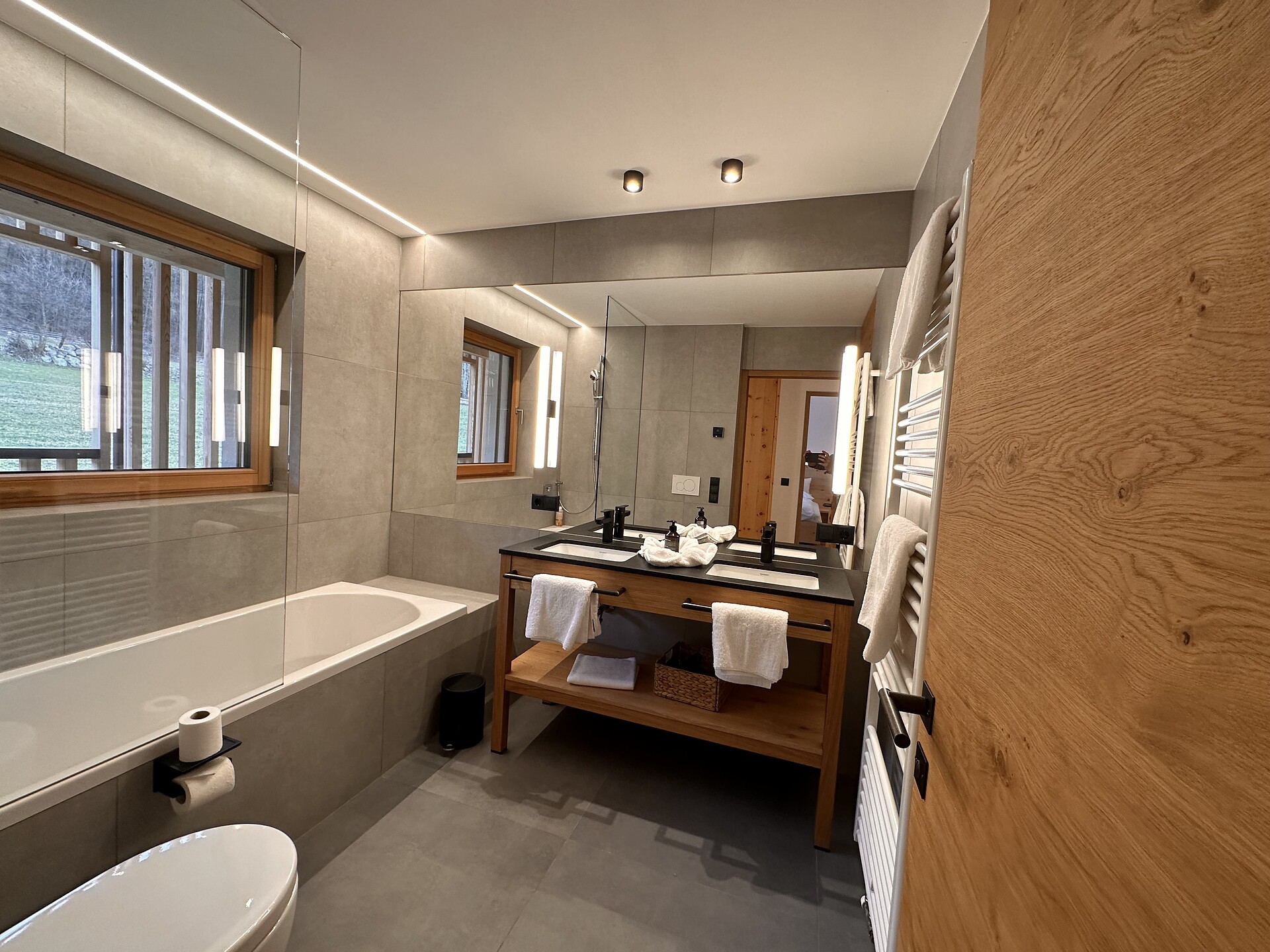 Bagno con vasca da bagno