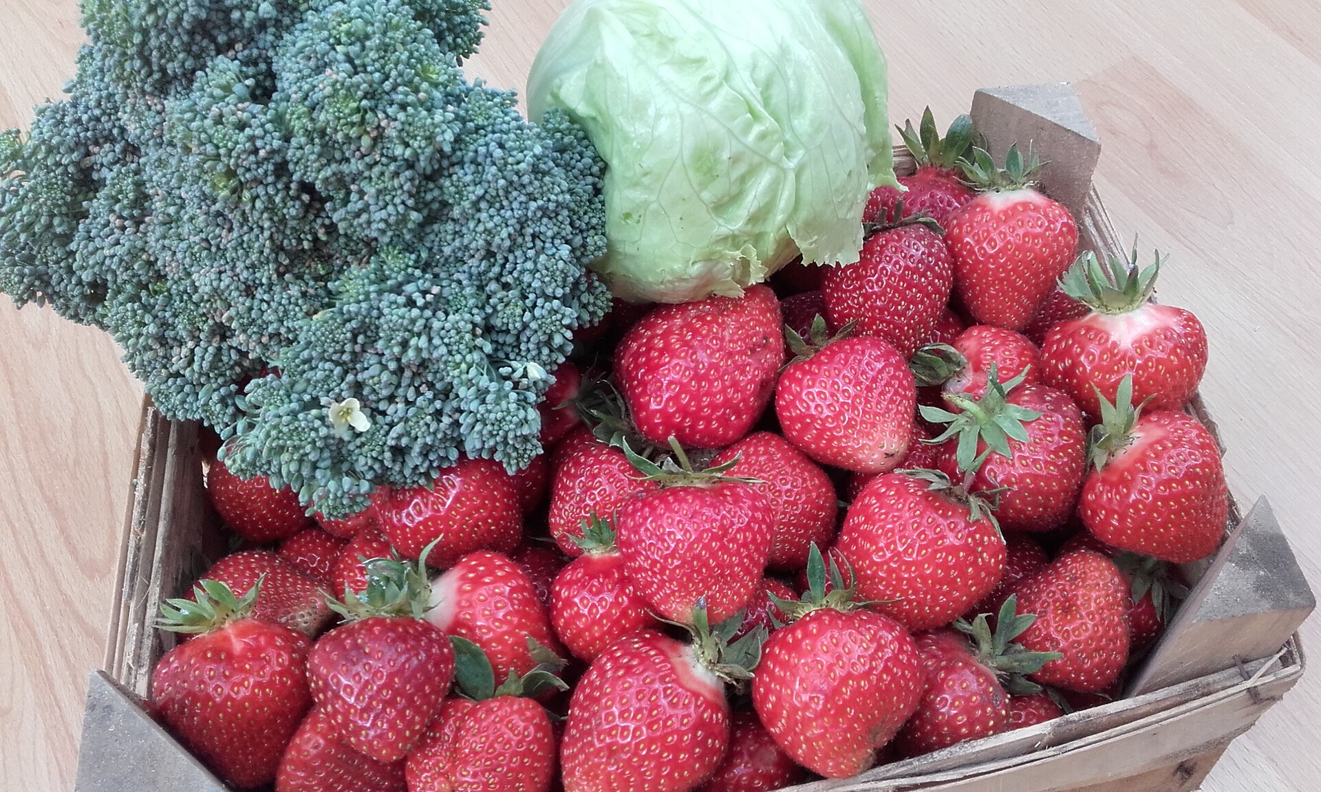 leckere Erdbeeren und biologisches Gemüse